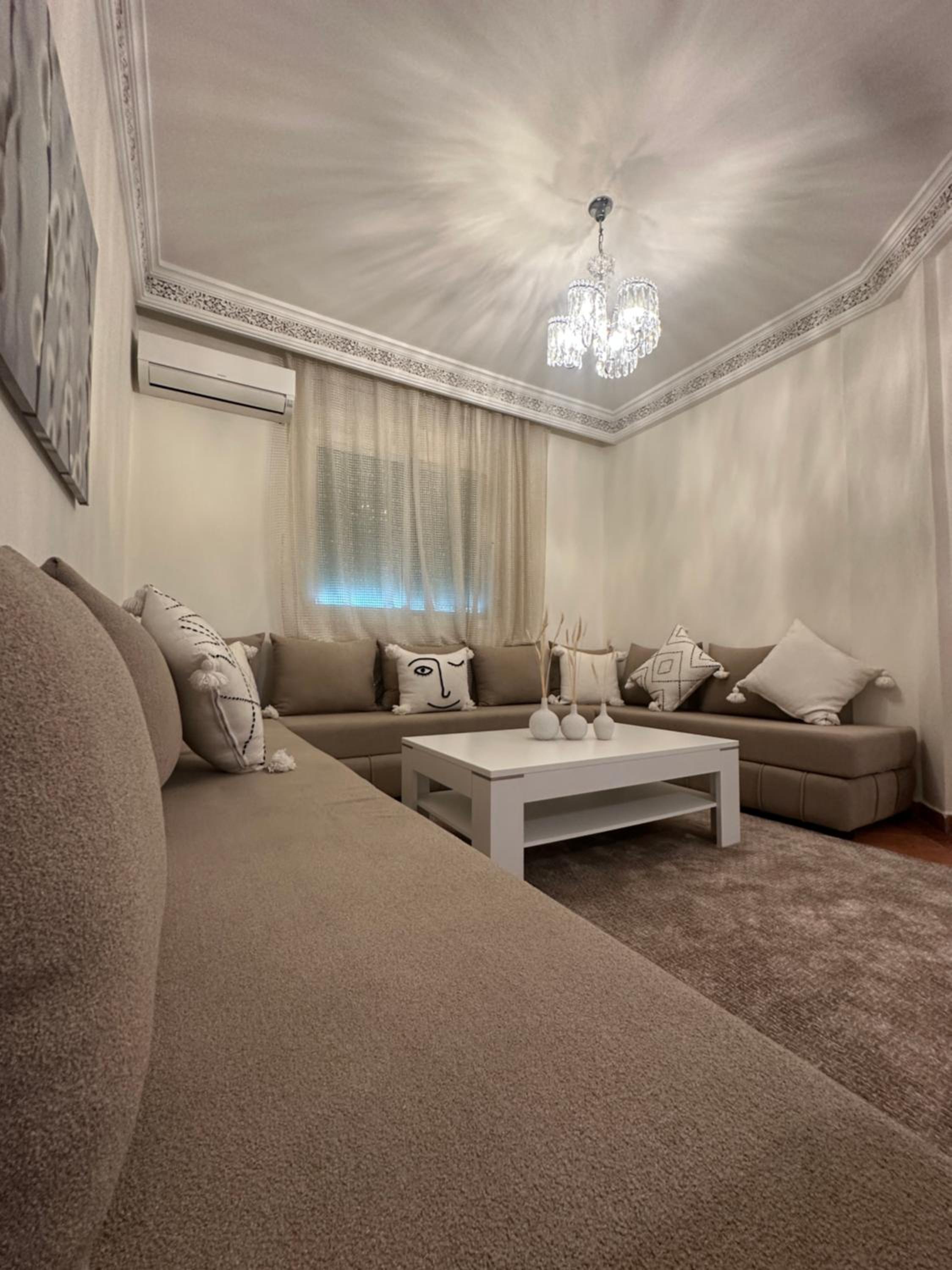 Charming Central 2 Bedroom Apartment with Pool Near Train Station