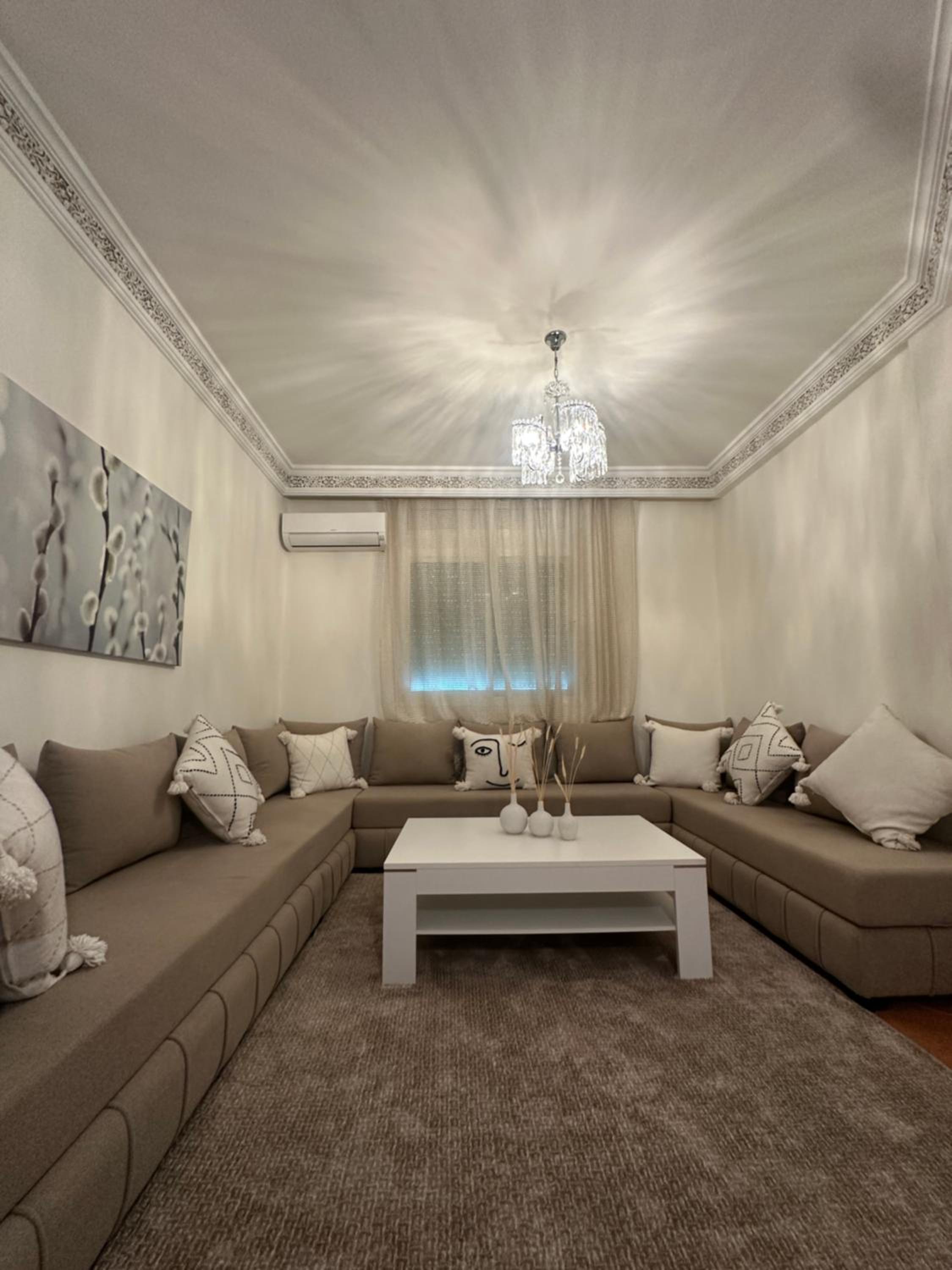 Charming Central 2 Bedroom Apartment with Pool Near Train Station