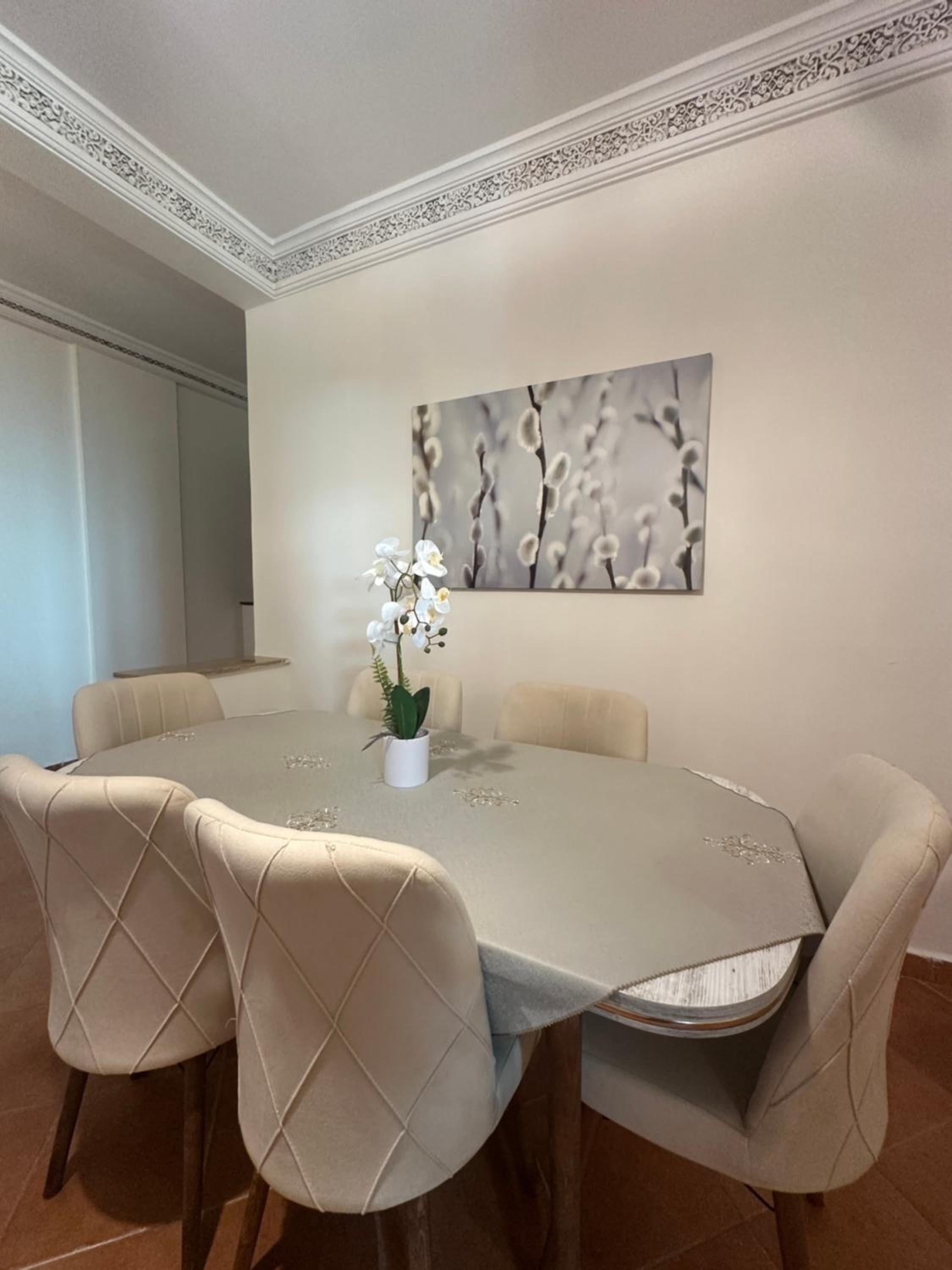 Charming Central 2 Bedroom Apartment with Pool Near Train Station