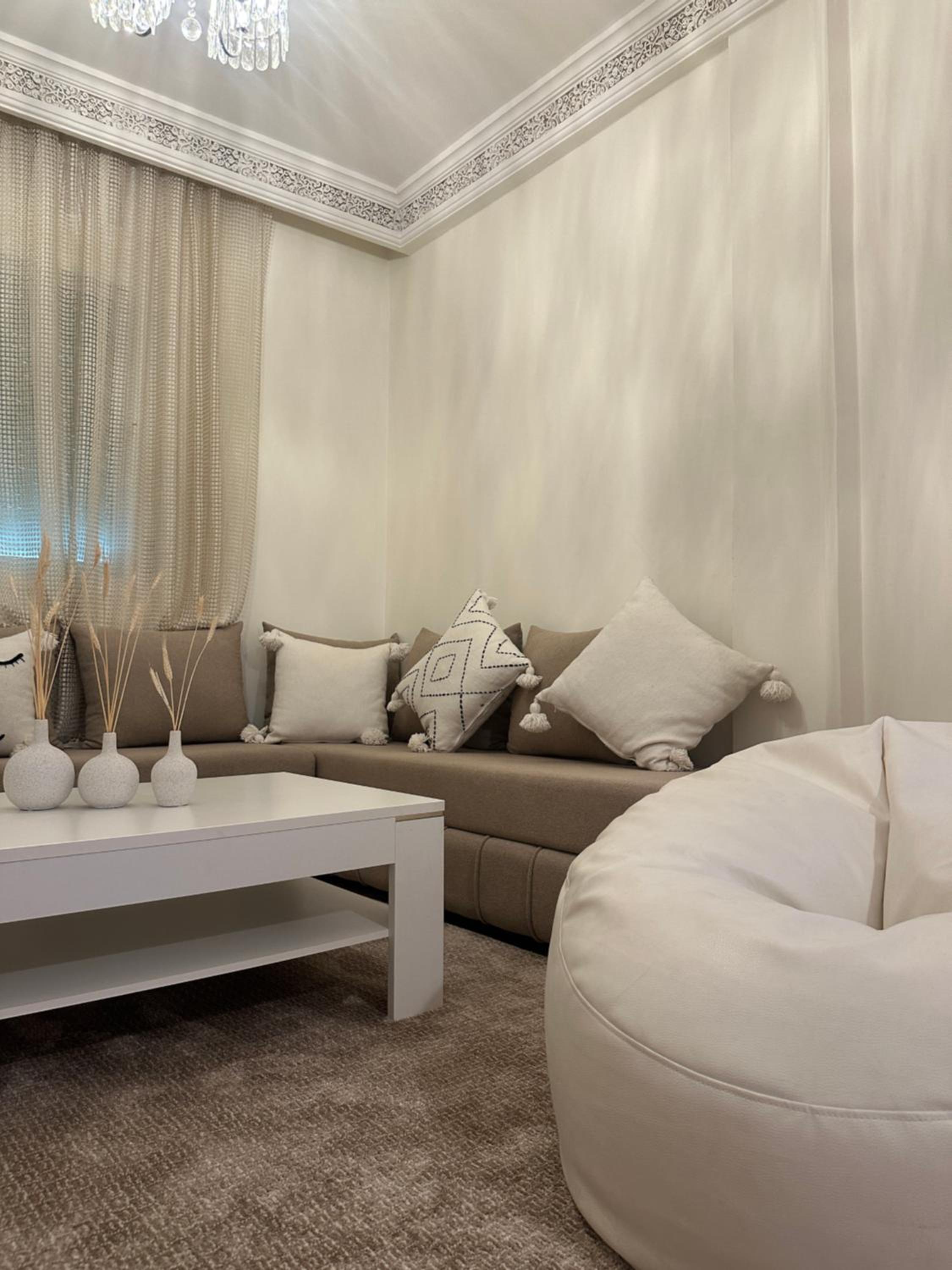 Charming Central 2 Bedroom Apartment with Pool Near Train Station