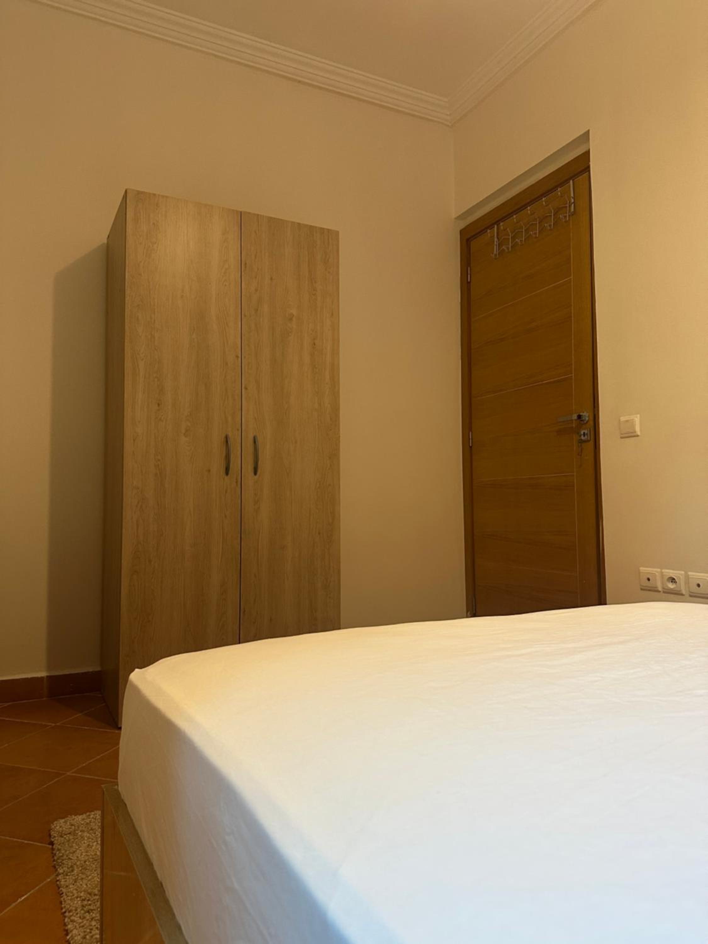 Charming Central 2 Bedroom Apartment with Pool Near Train Station