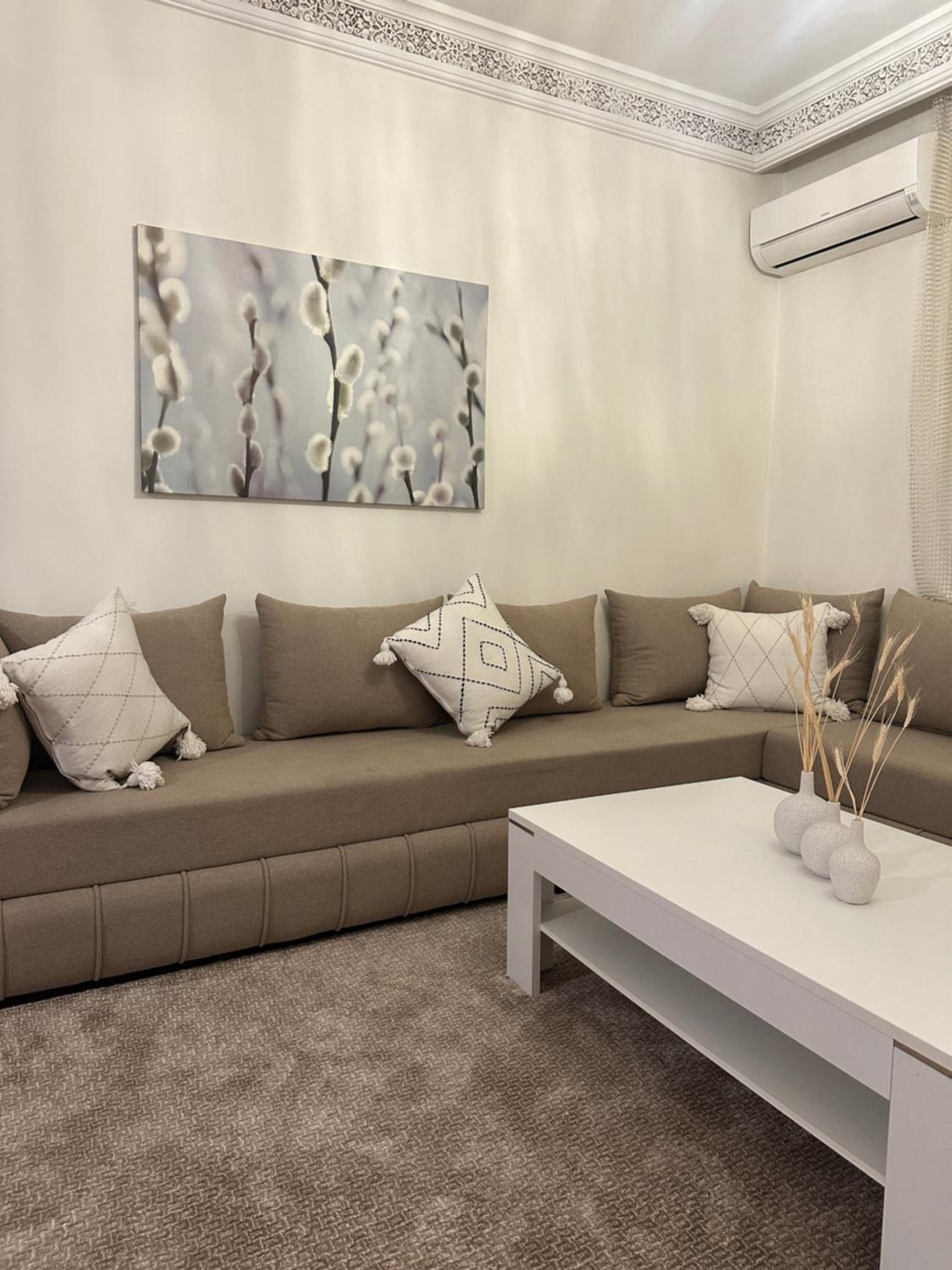 Charming Central 2 Bedroom Apartment with Pool Near Train Station