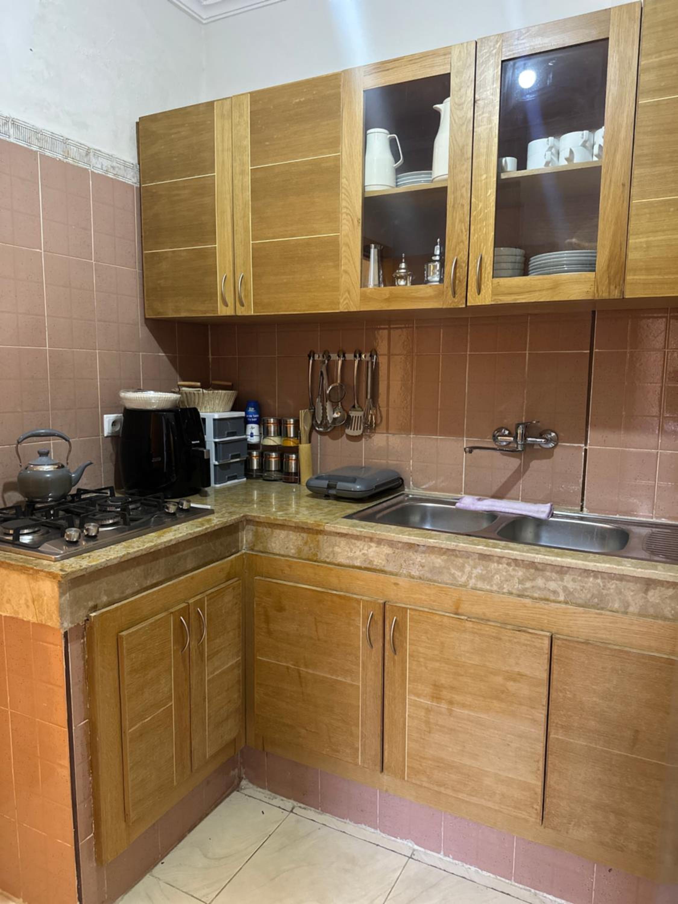 Charming Central 2 Bedroom Apartment with Pool Near Train Station