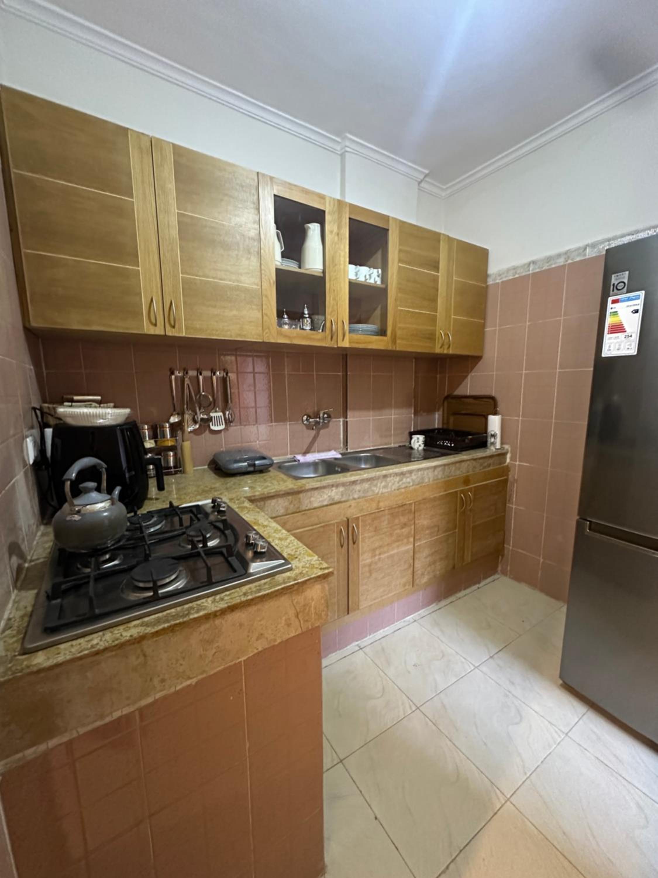 Charming Central 2 Bedroom Apartment with Pool Near Train Station
