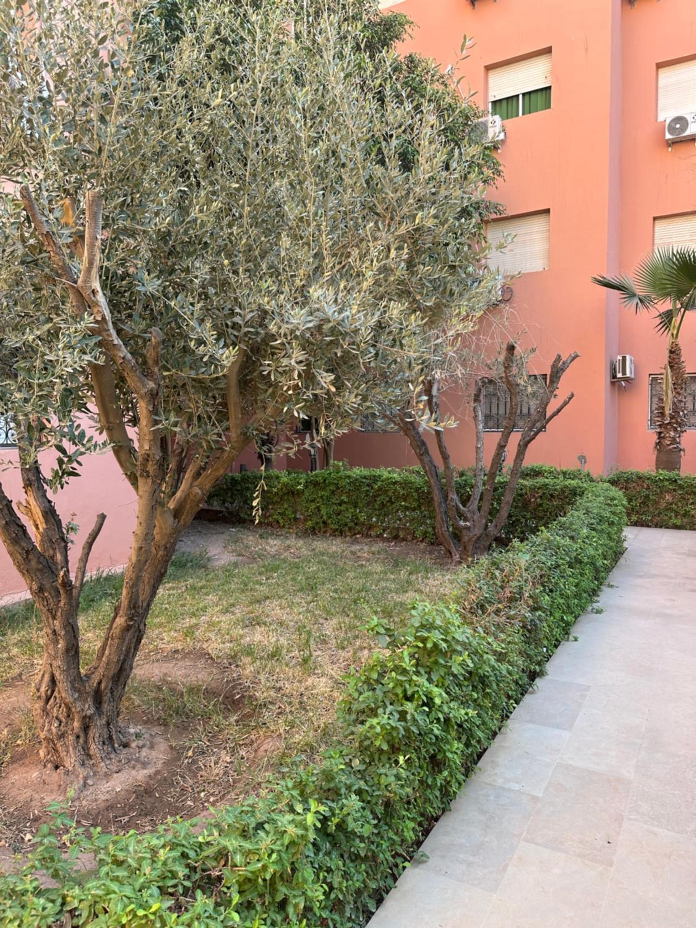 Charming Central 2 Bedroom Apartment with Pool Near Train Station