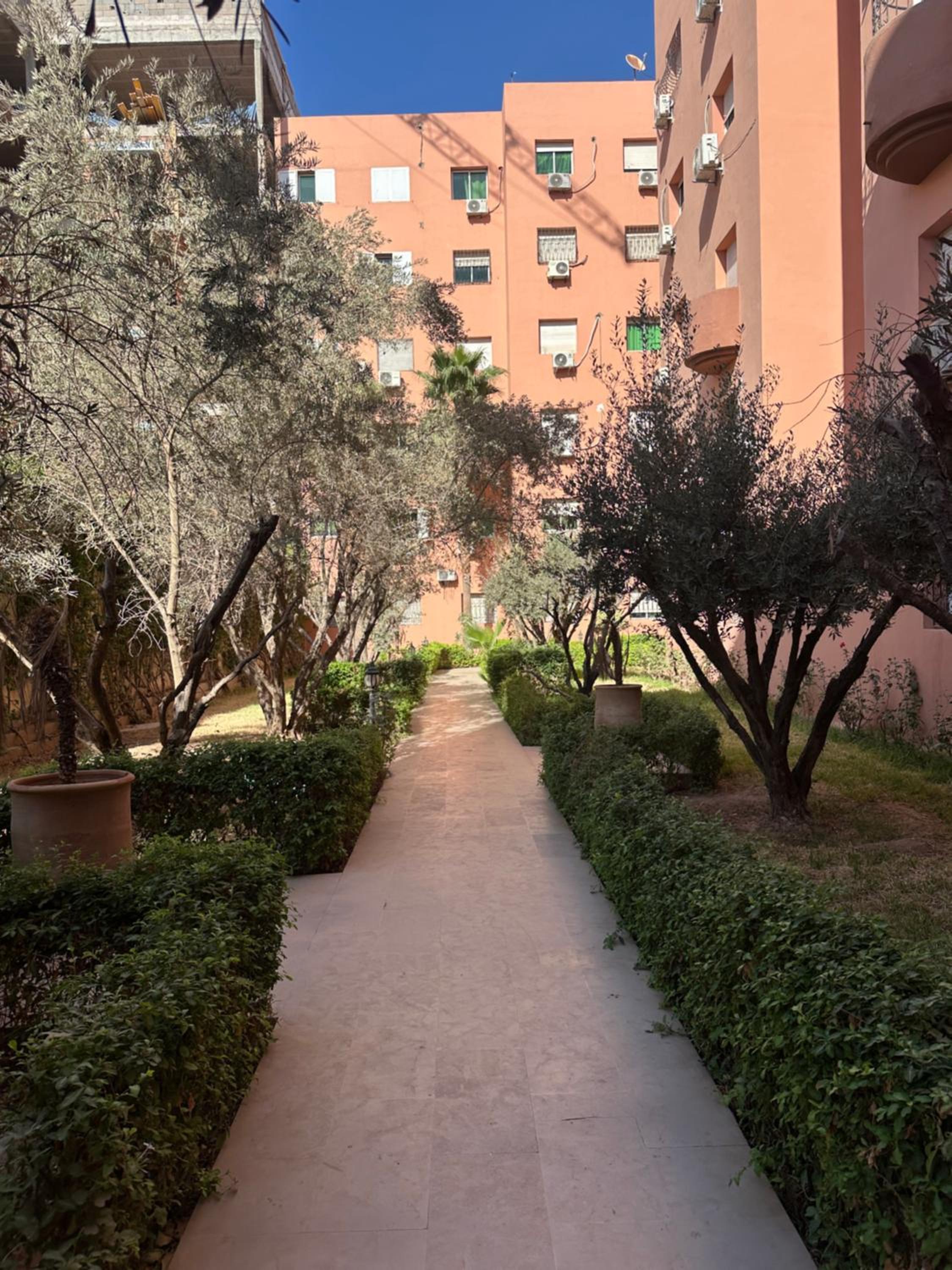 Charming Central 2 Bedroom Apartment with Pool Near Train Station