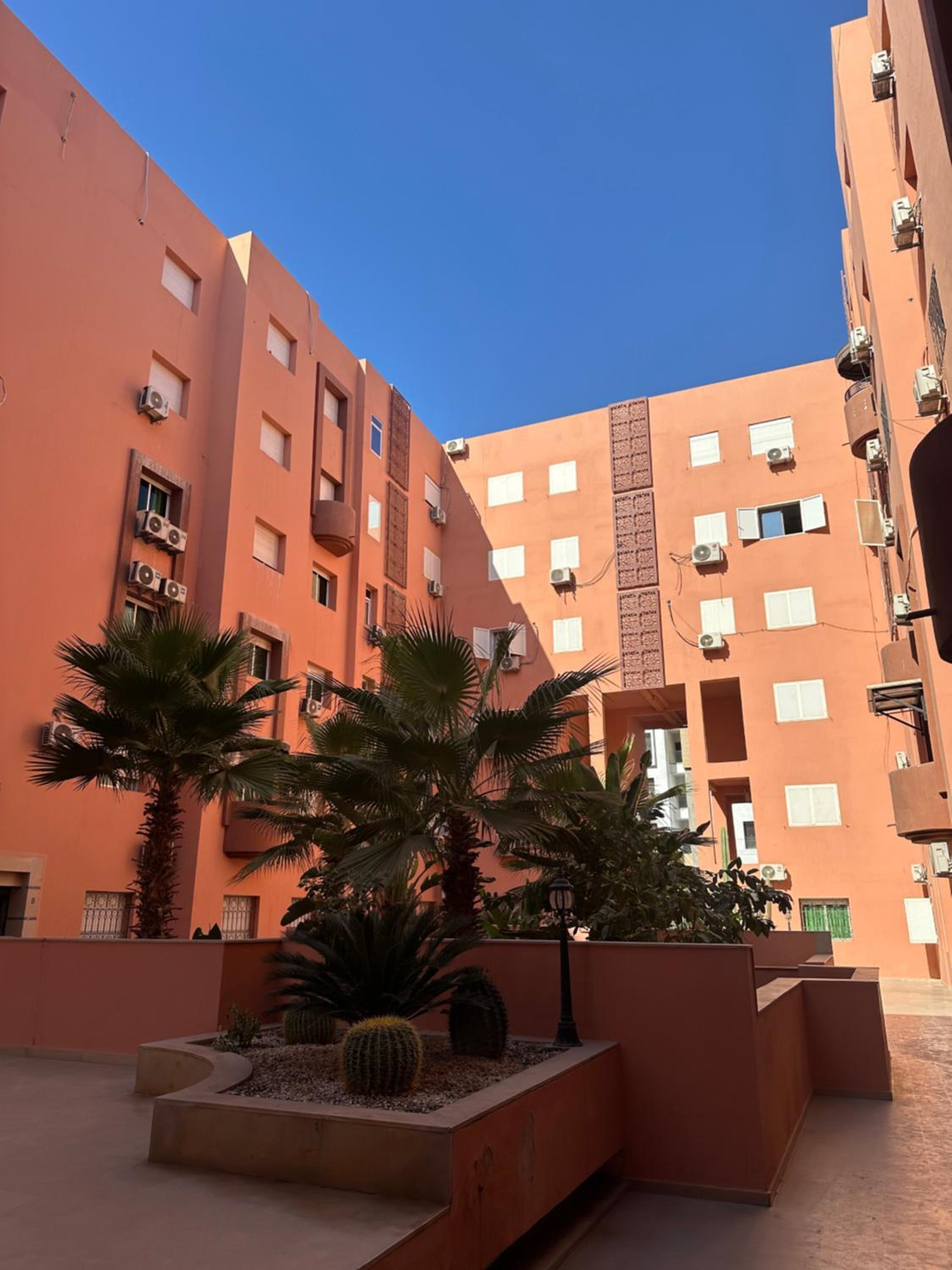 Charming Central 2 Bedroom Apartment with Pool Near Train Station