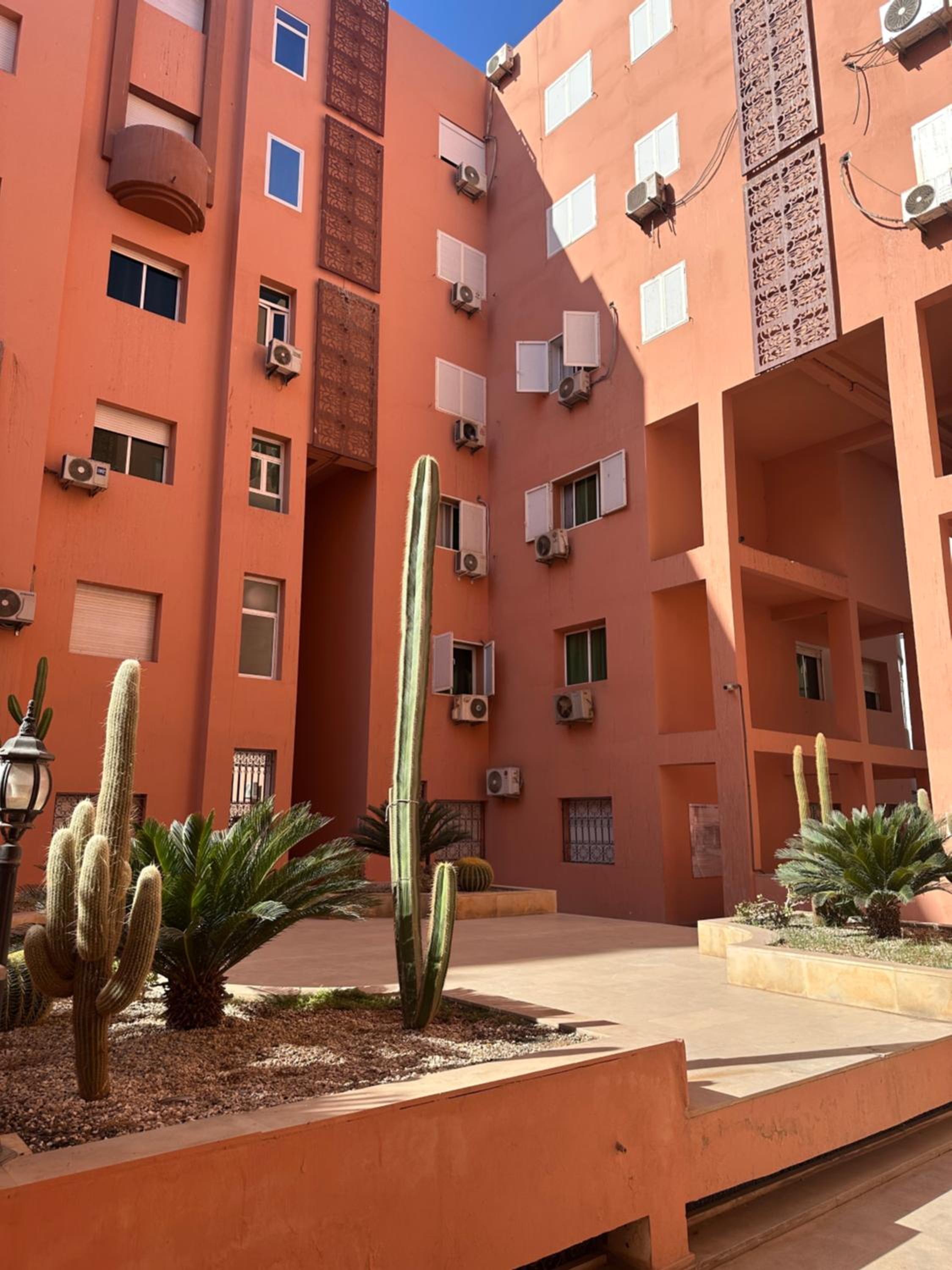 Charming Central 2 Bedroom Apartment with Pool Near Train Station