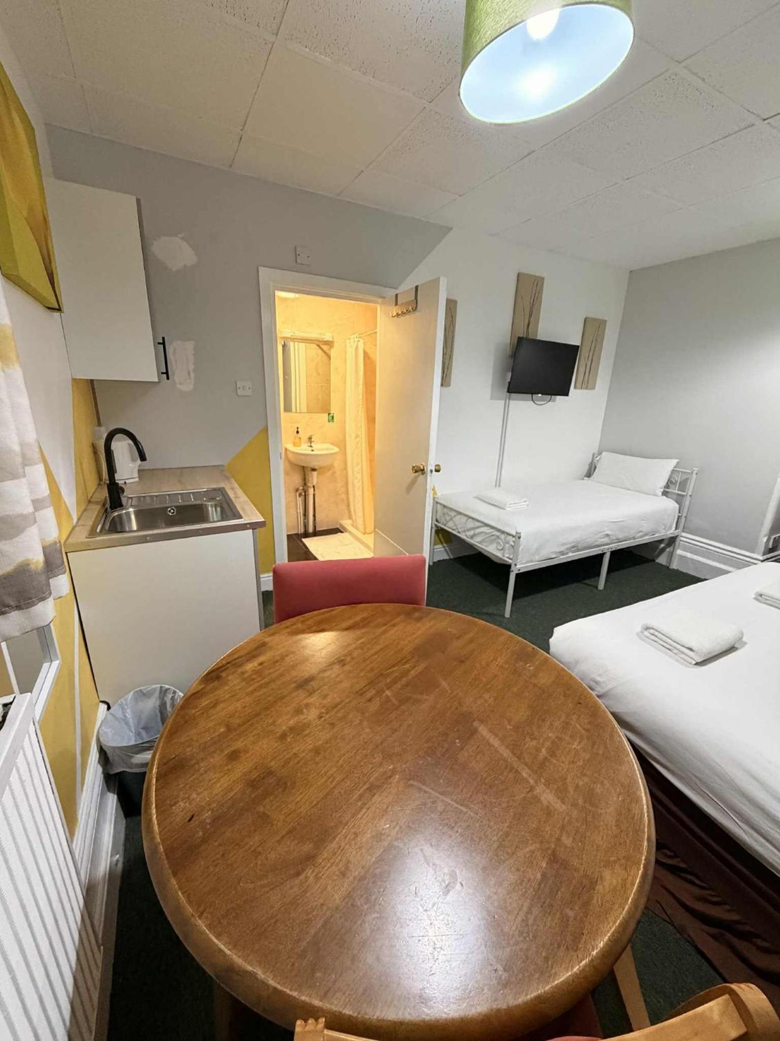 Ground Floor Studio Apartment in Gosport, Free Private Parking