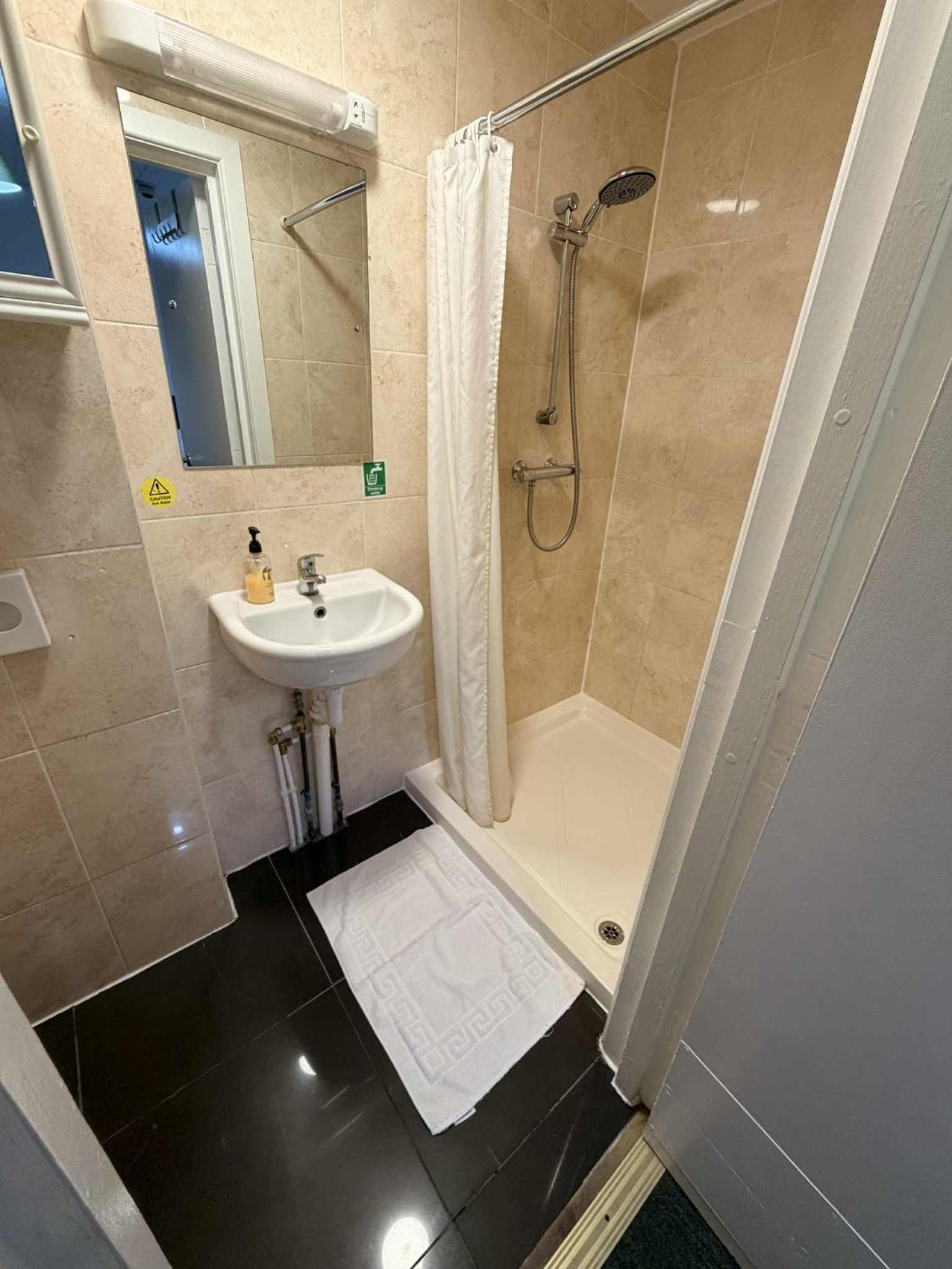 Ground Floor Studio Apartment in Gosport, Free Private Parking