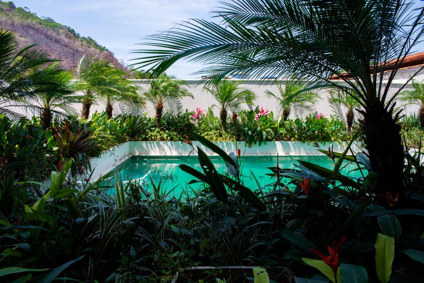 Apto com Piscina, Churrasqueira a 85 m da Praia