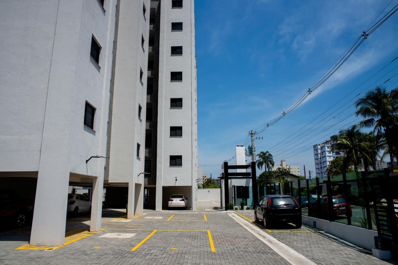 Apto com Piscina, Churrasqueira a 85 m da Praia