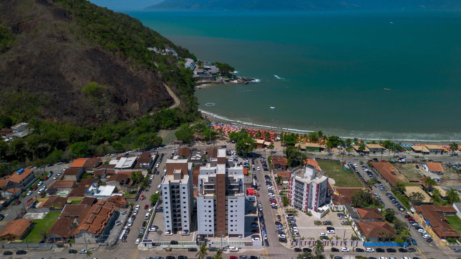 Apto com Piscina, Churrasqueira a 85 m da Praia