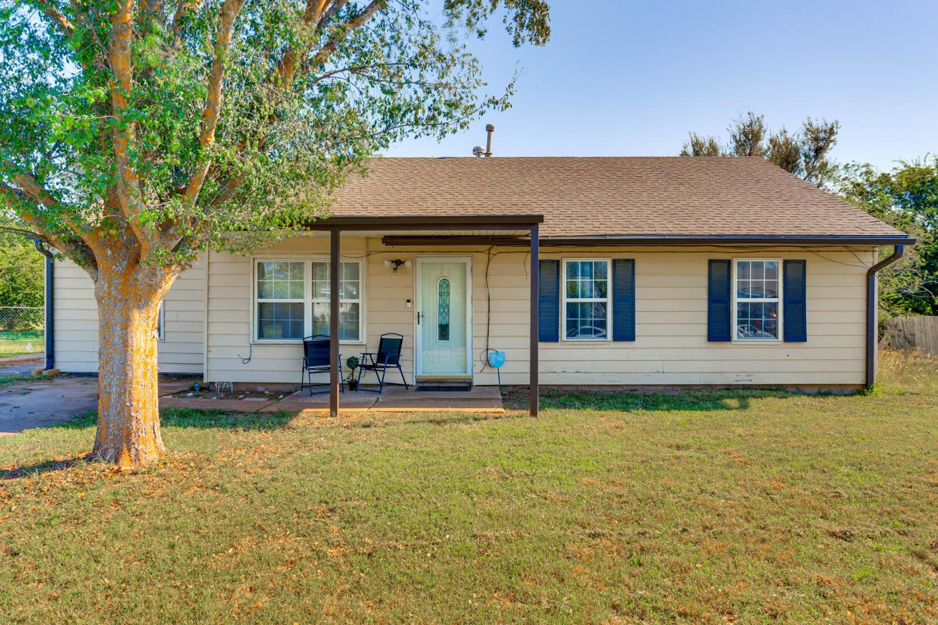 2 Mi to Fort Sill Quiet Family Retreat with Yard