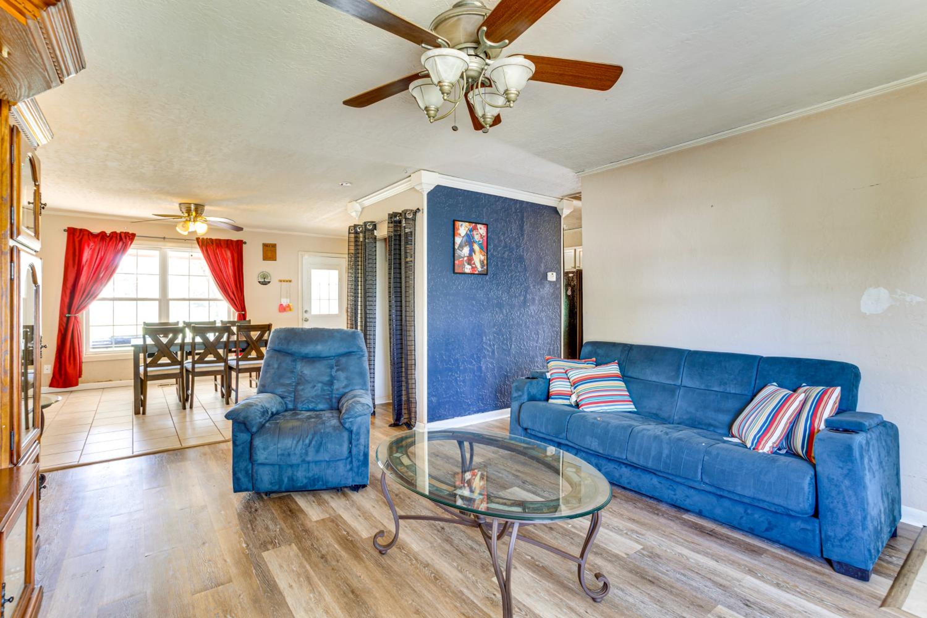 2 Mi to Fort Sill Quiet Family Retreat with Yard