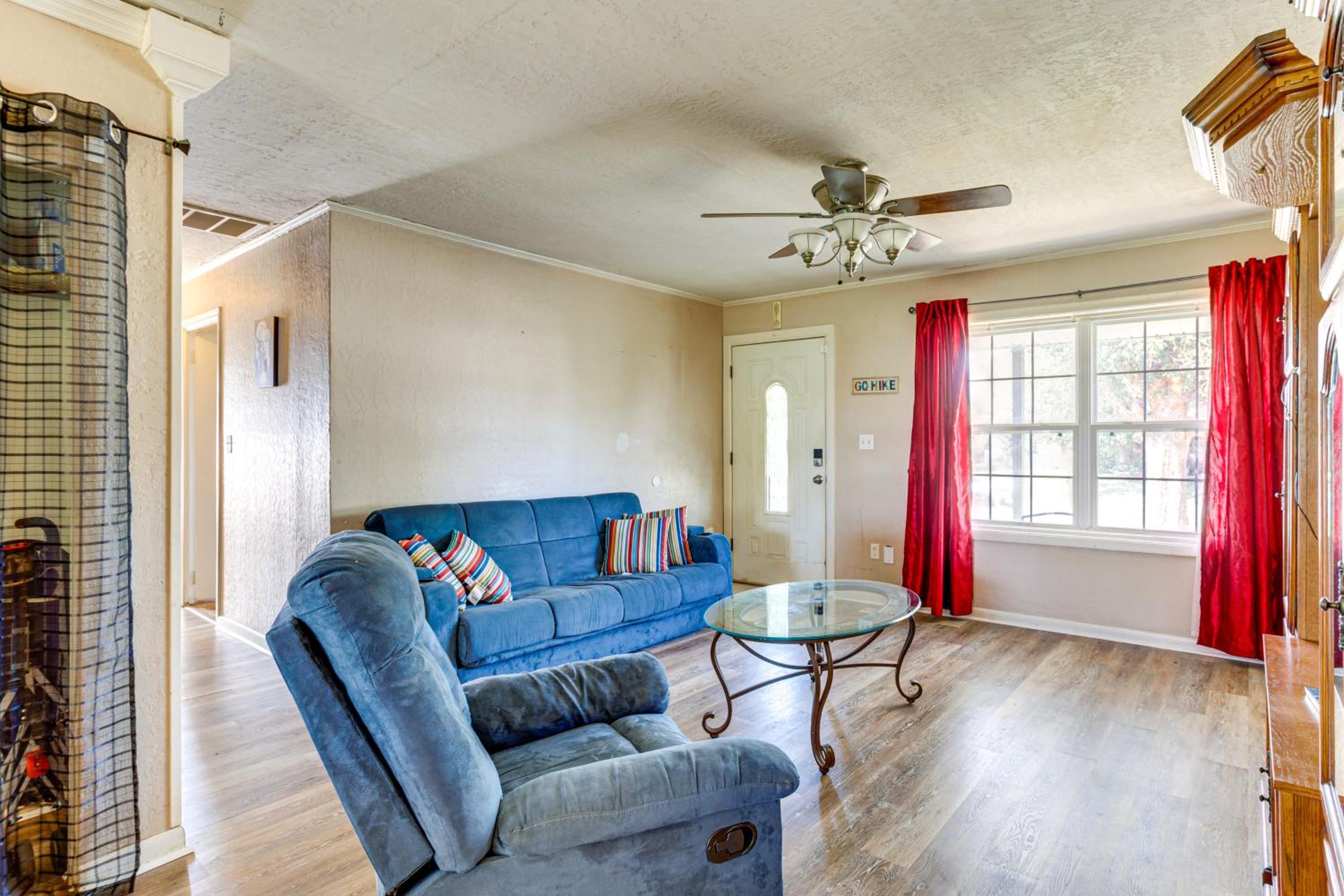 2 Mi to Fort Sill Quiet Family Retreat with Yard