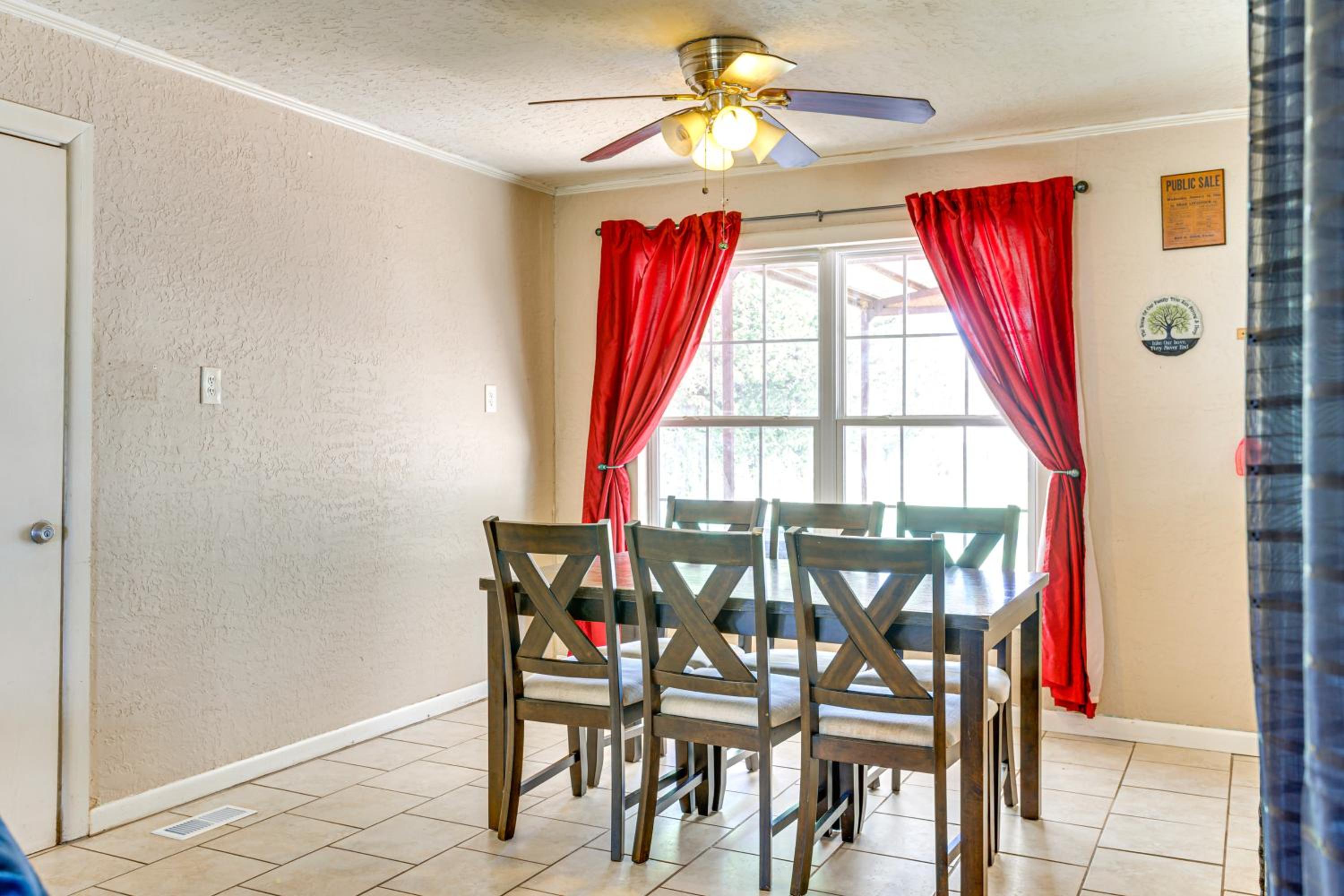 2 Mi to Fort Sill Quiet Family Retreat with Yard