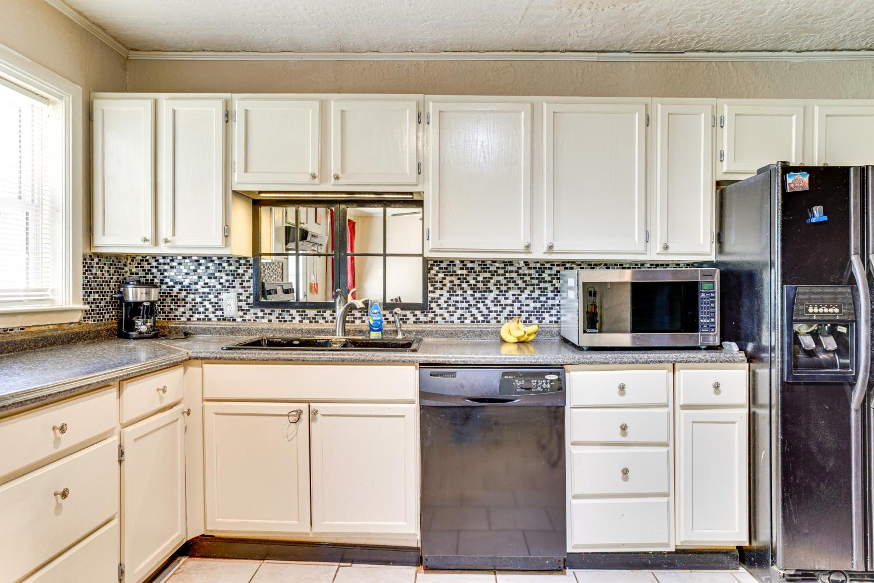 2 Mi to Fort Sill Quiet Family Retreat with Yard