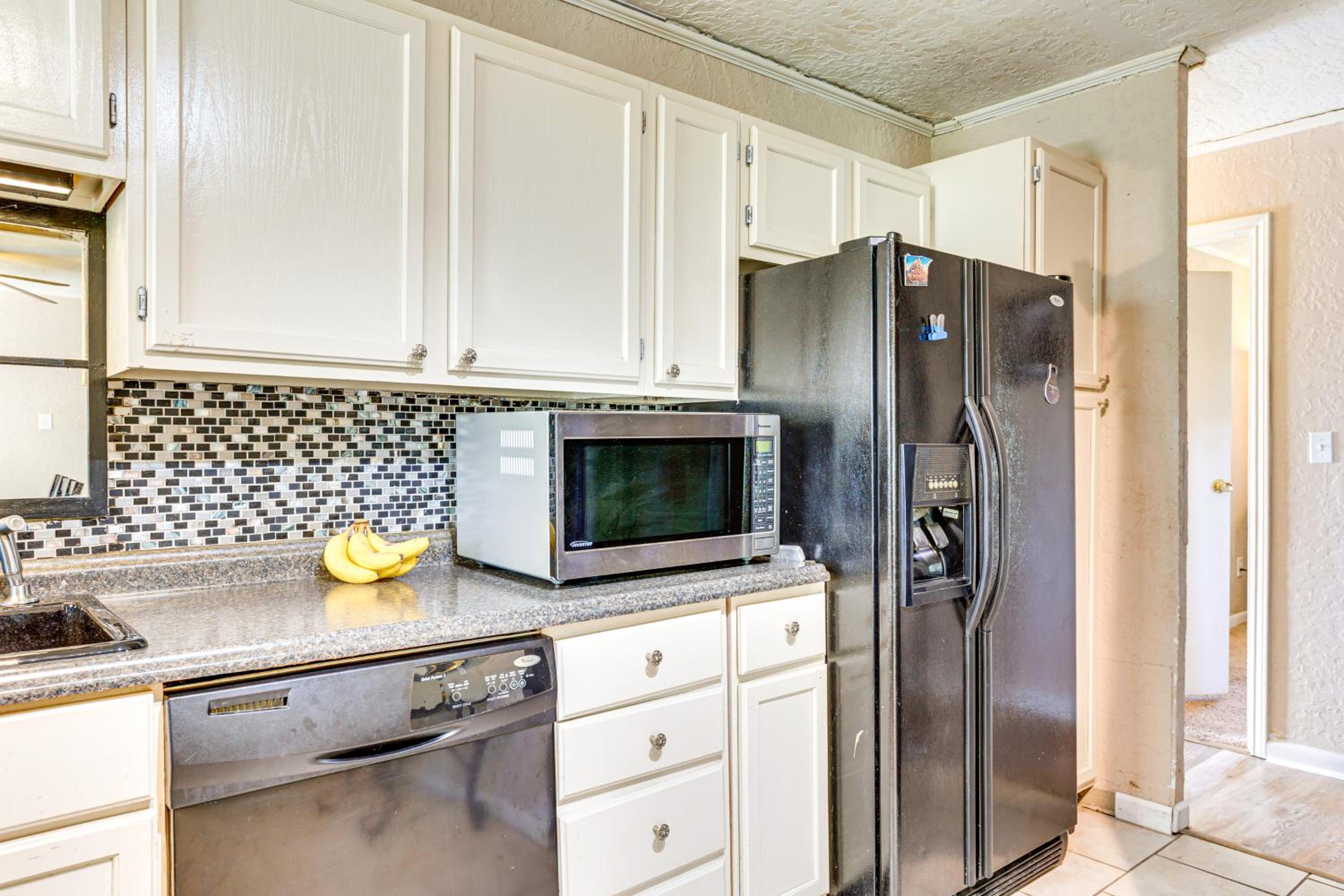 2 Mi to Fort Sill Quiet Family Retreat with Yard