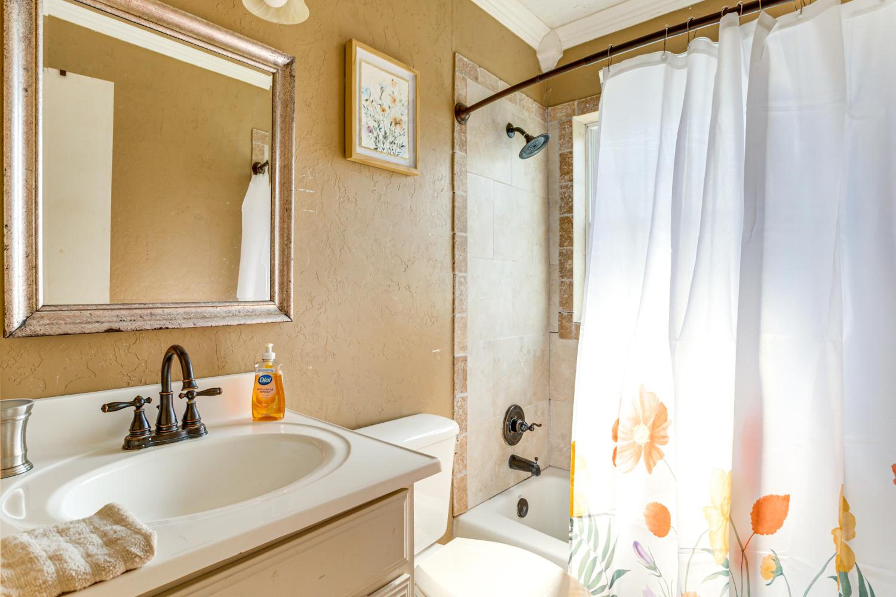 2 Mi to Fort Sill Quiet Family Retreat with Yard