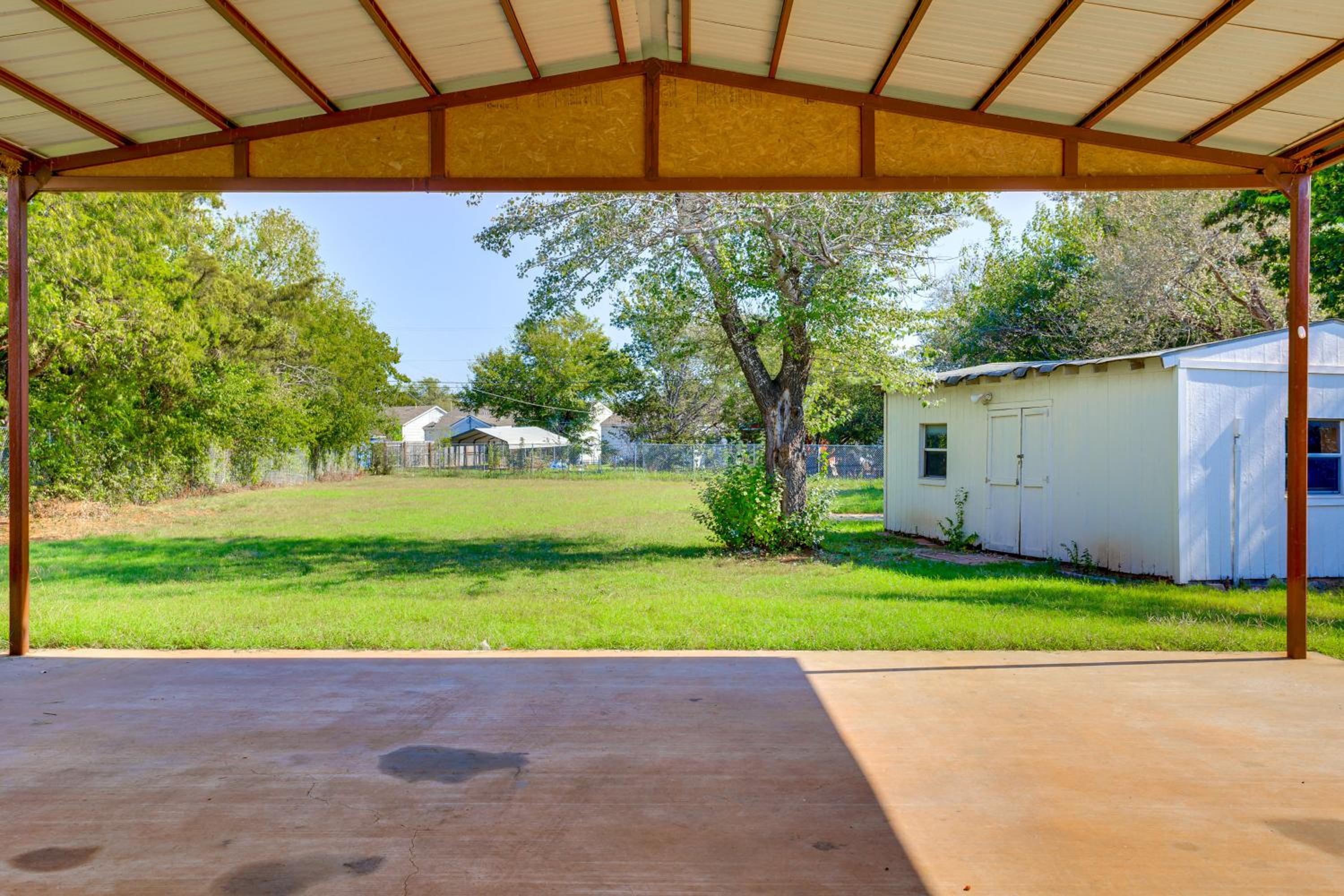 2 Mi to Fort Sill Quiet Family Retreat with Yard