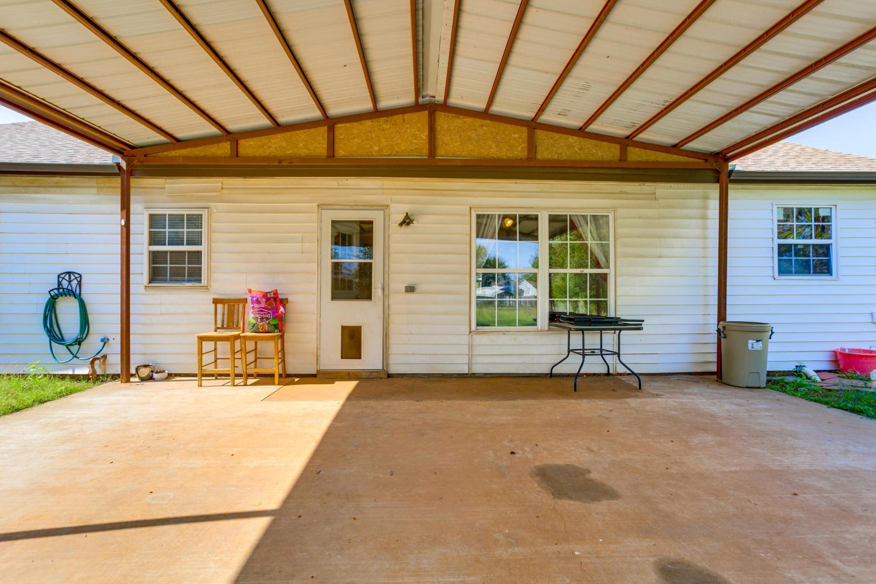 2 Mi to Fort Sill Quiet Family Retreat with Yard