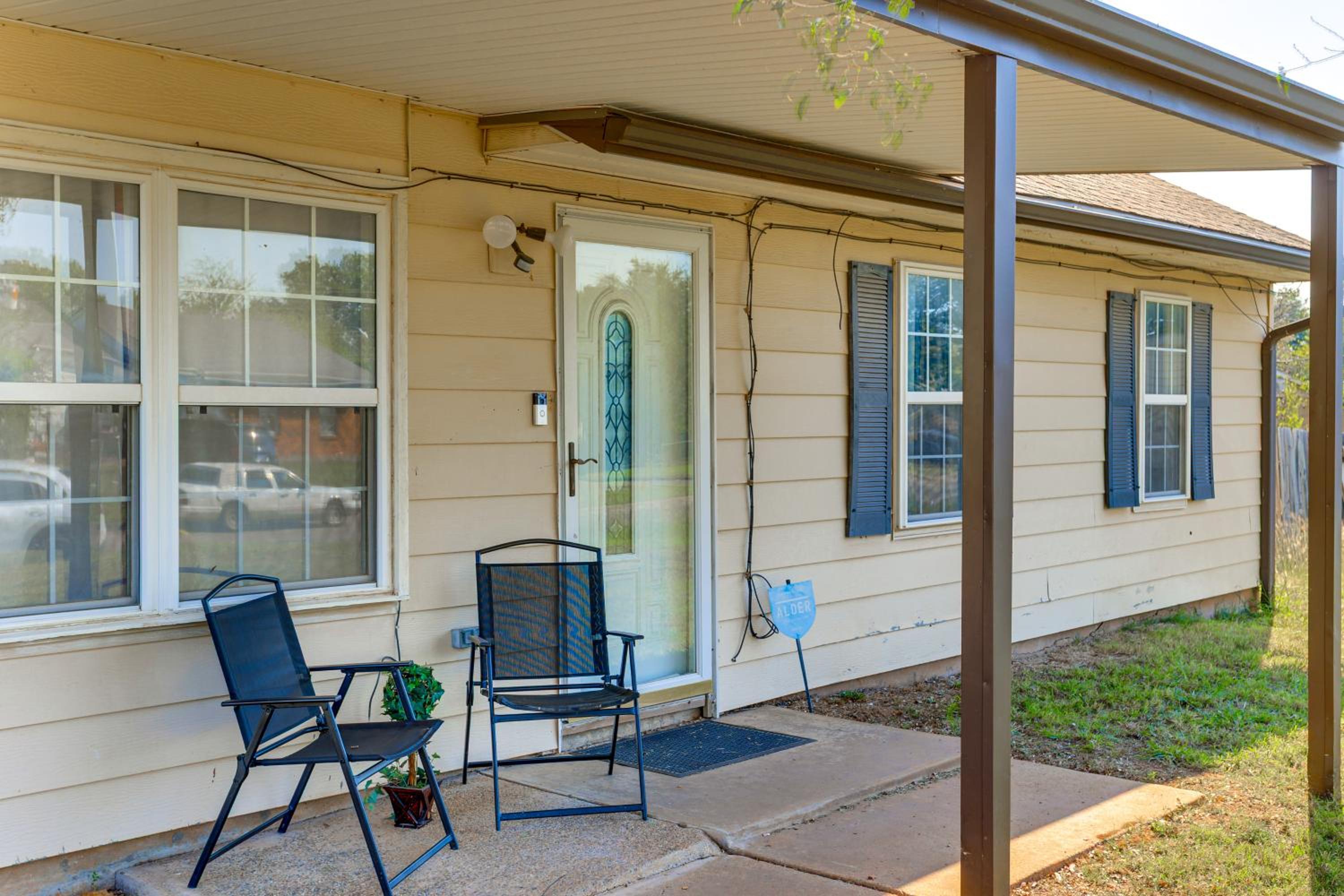 2 Mi to Fort Sill Quiet Family Retreat with Yard