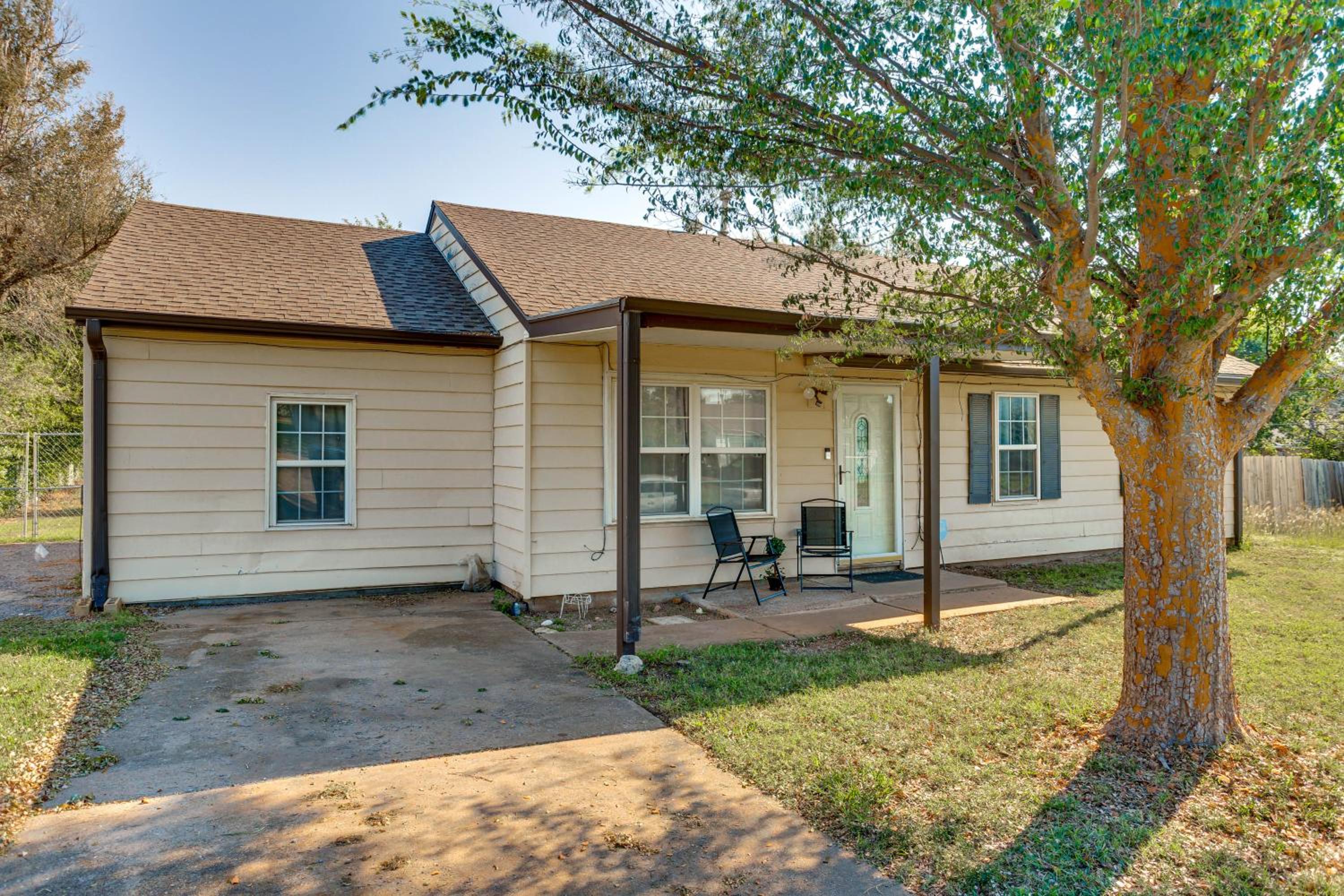 2 Mi to Fort Sill Quiet Family Retreat with Yard