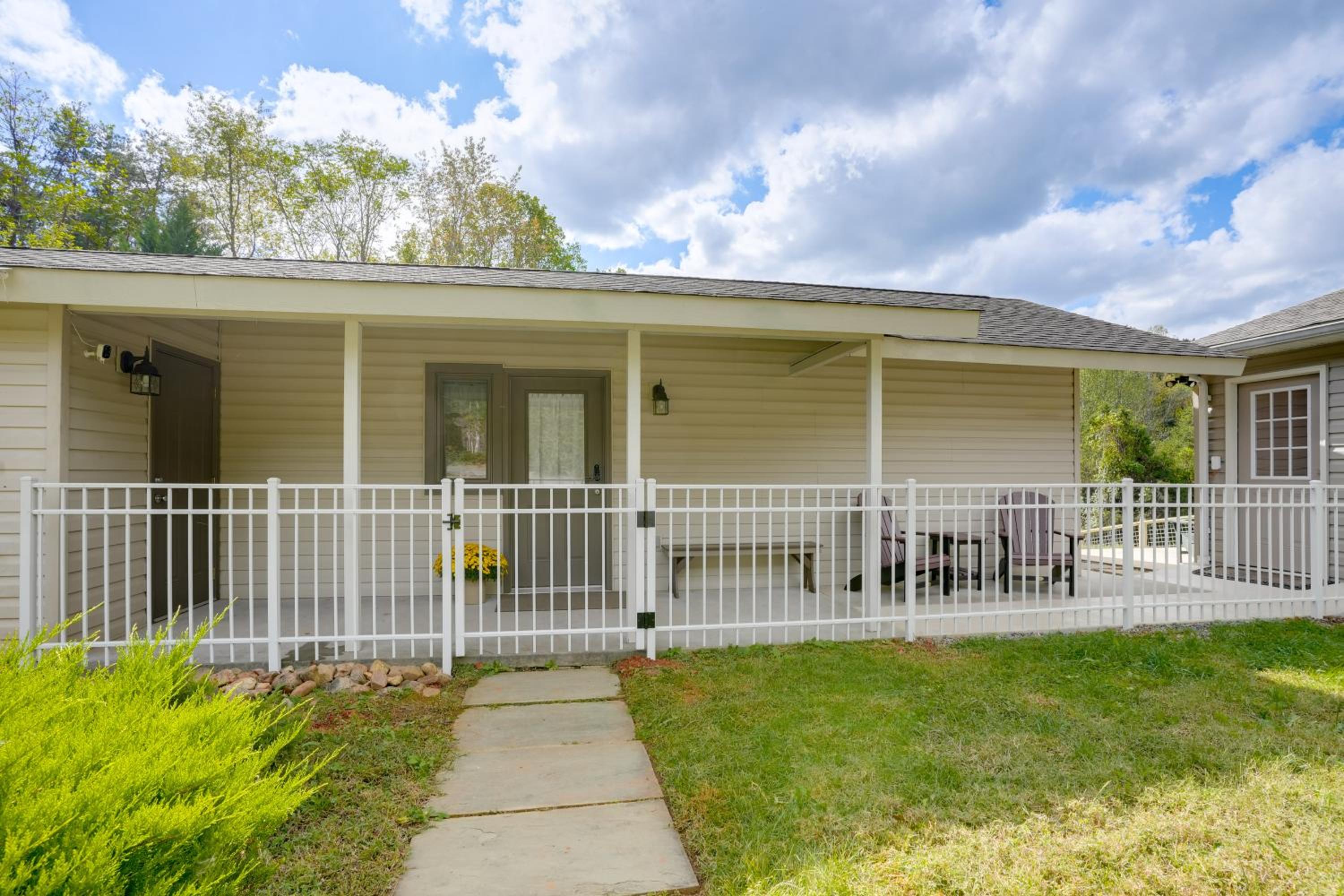 Home 14 Mi to Shenandoah Natl Park! Fenced Yard