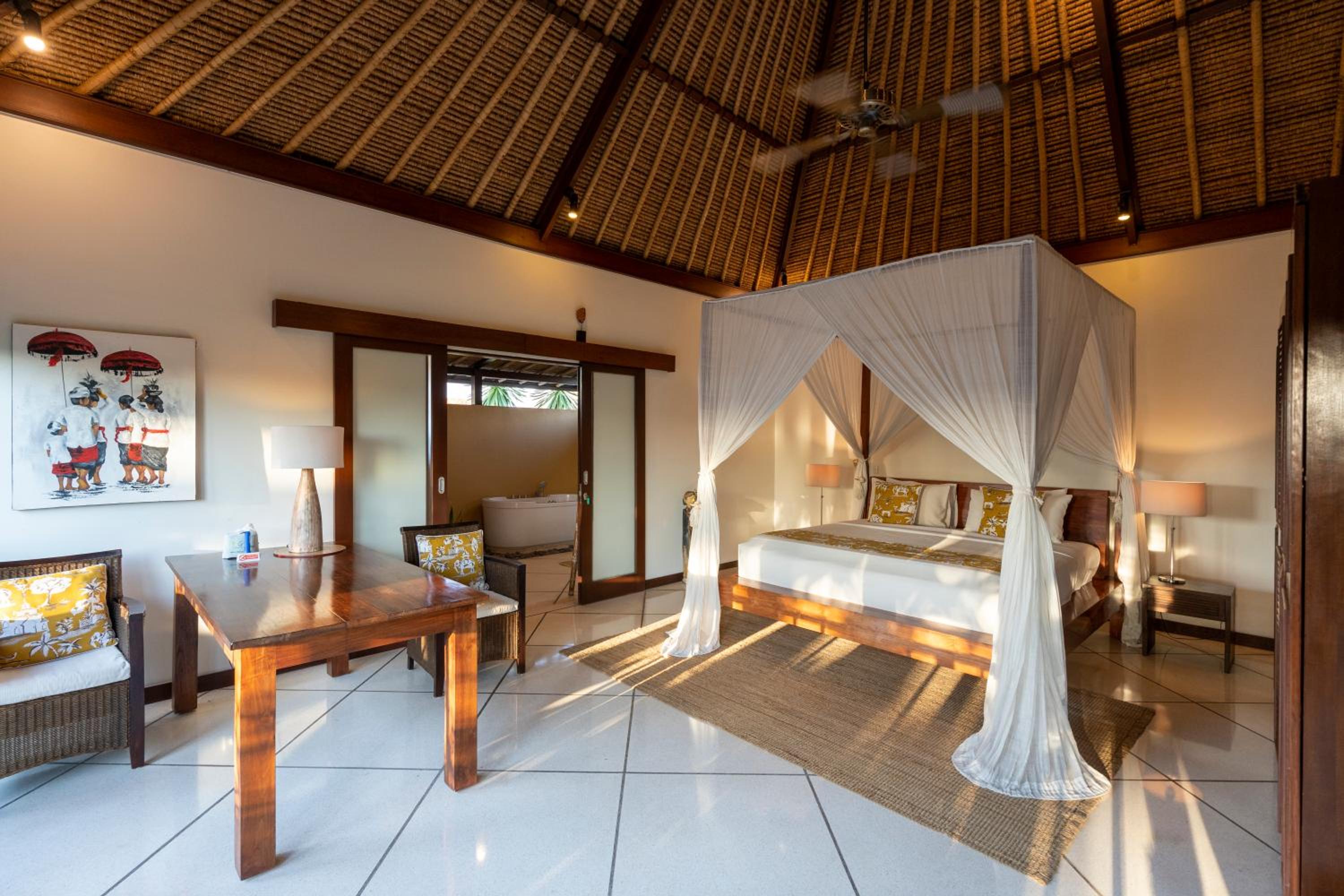 4-Bedroom Villa - Large swimming pool - Ideal place for friends and families