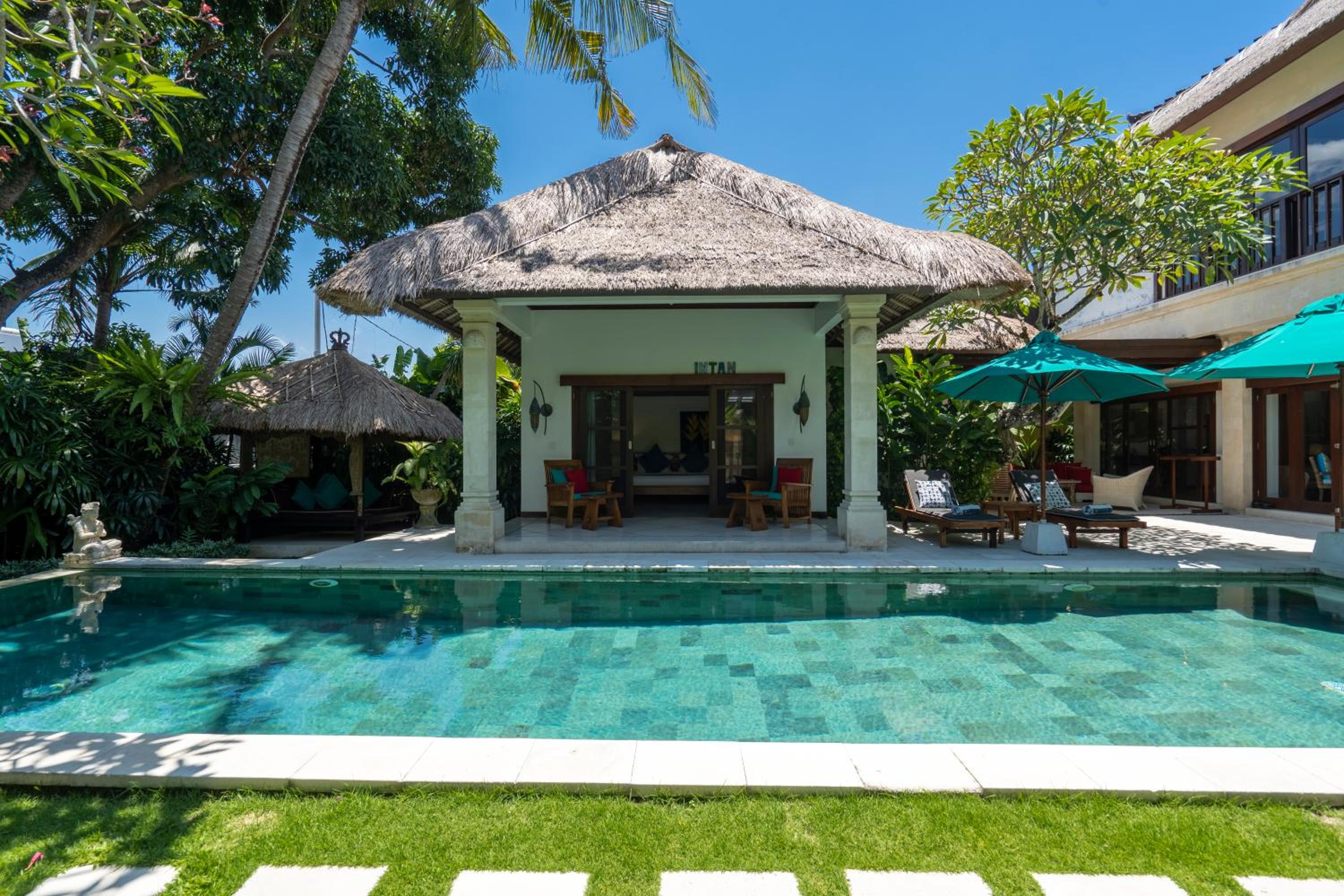 4-Bedroom Villa - Large swimming pool - Ideal place for friends and families