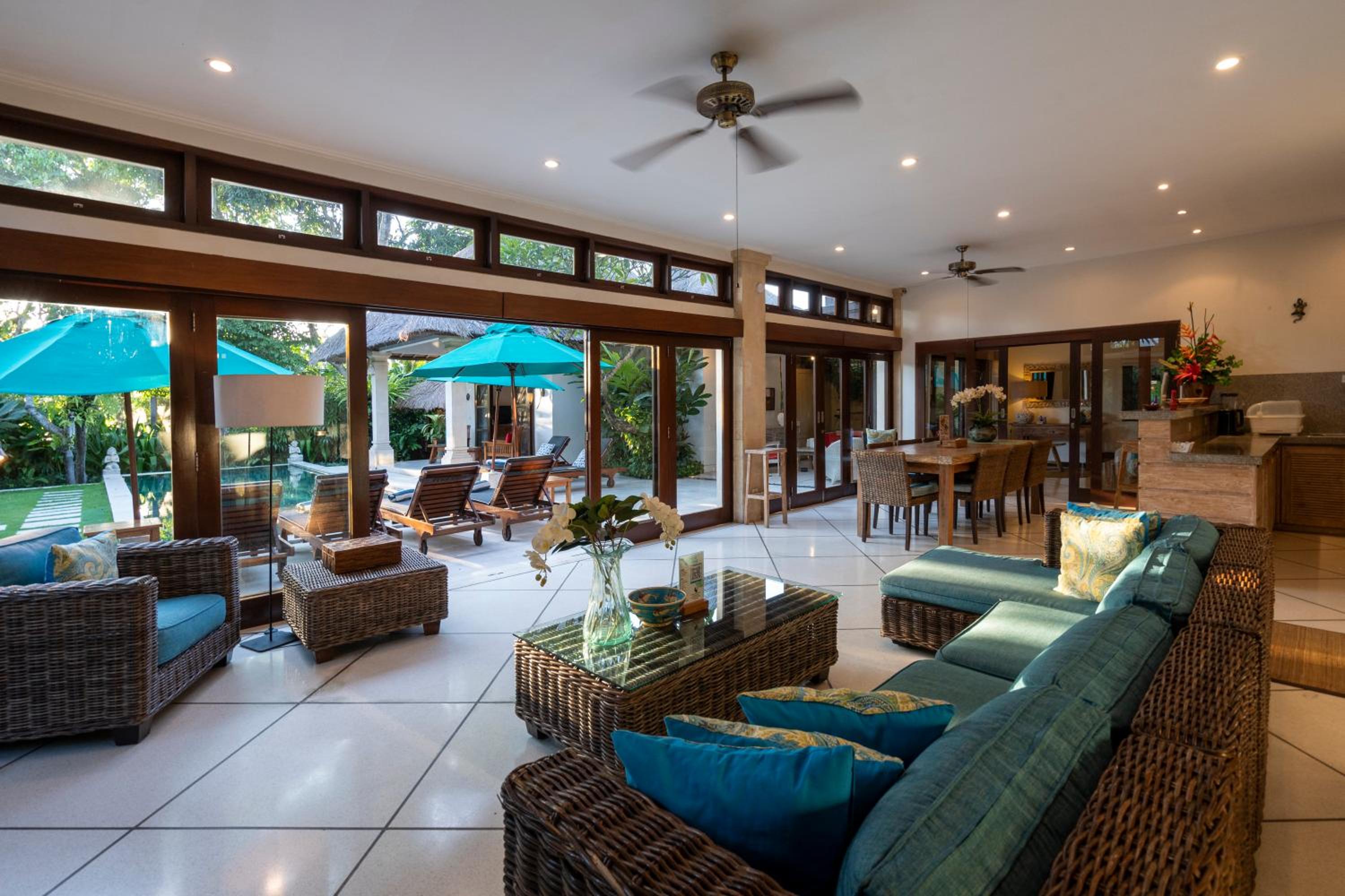 4-Bedroom Villa - Large swimming pool - Ideal place for friends and families