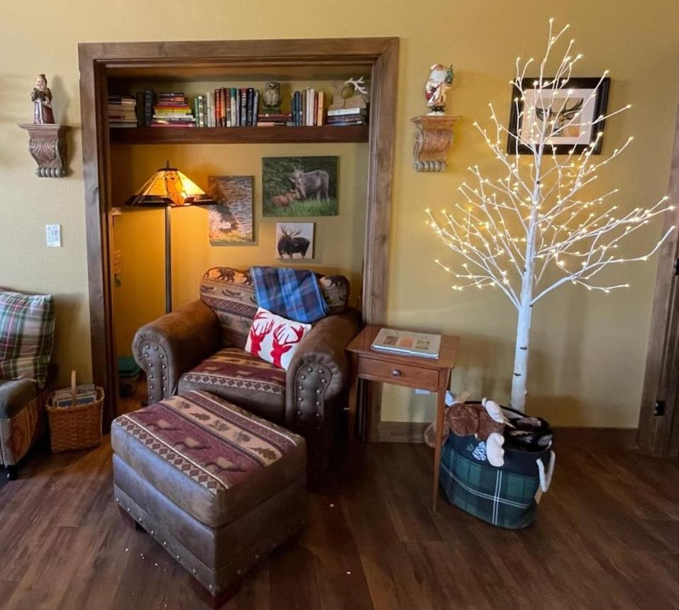 New Mountain Home, Amazing Unobstructed Lake & Mountain Views, Hot Tub, Close to Town!