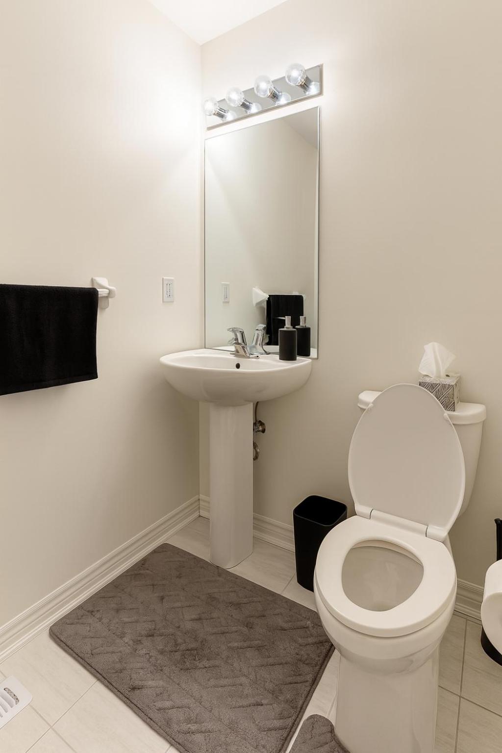 2024 Built Elegant 3BR Kleinburg Vaughan Townhouse with Free Parking, WiFi, Full Kitchen, Laundry, Near Canada's Wonderland! Perfect for Family Travel, Gro