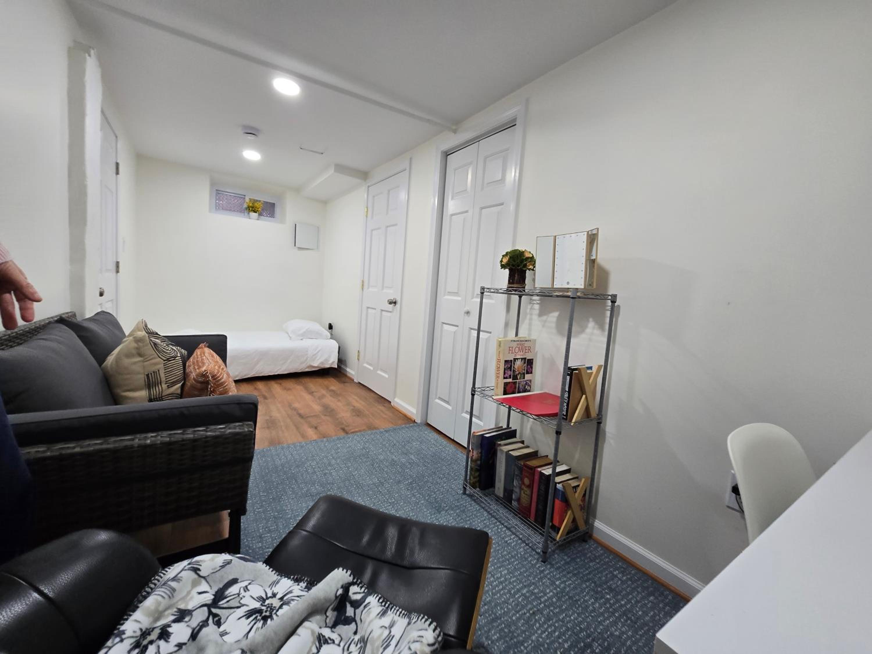 Harvard Sq 5min walk to main gate sleeps 6 free one car parking