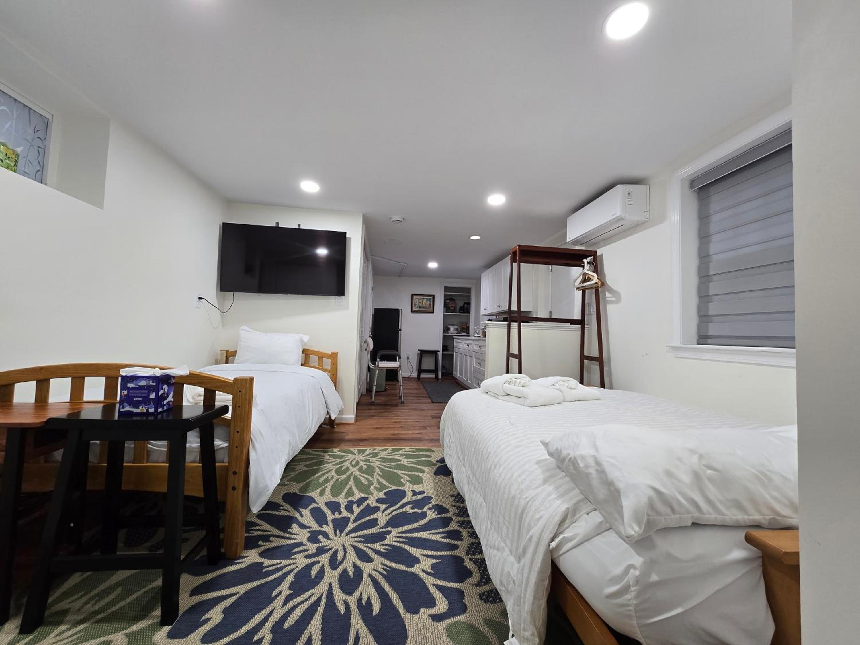 Harvard Sq 5min walk to main gate sleeps 6 free one car parking