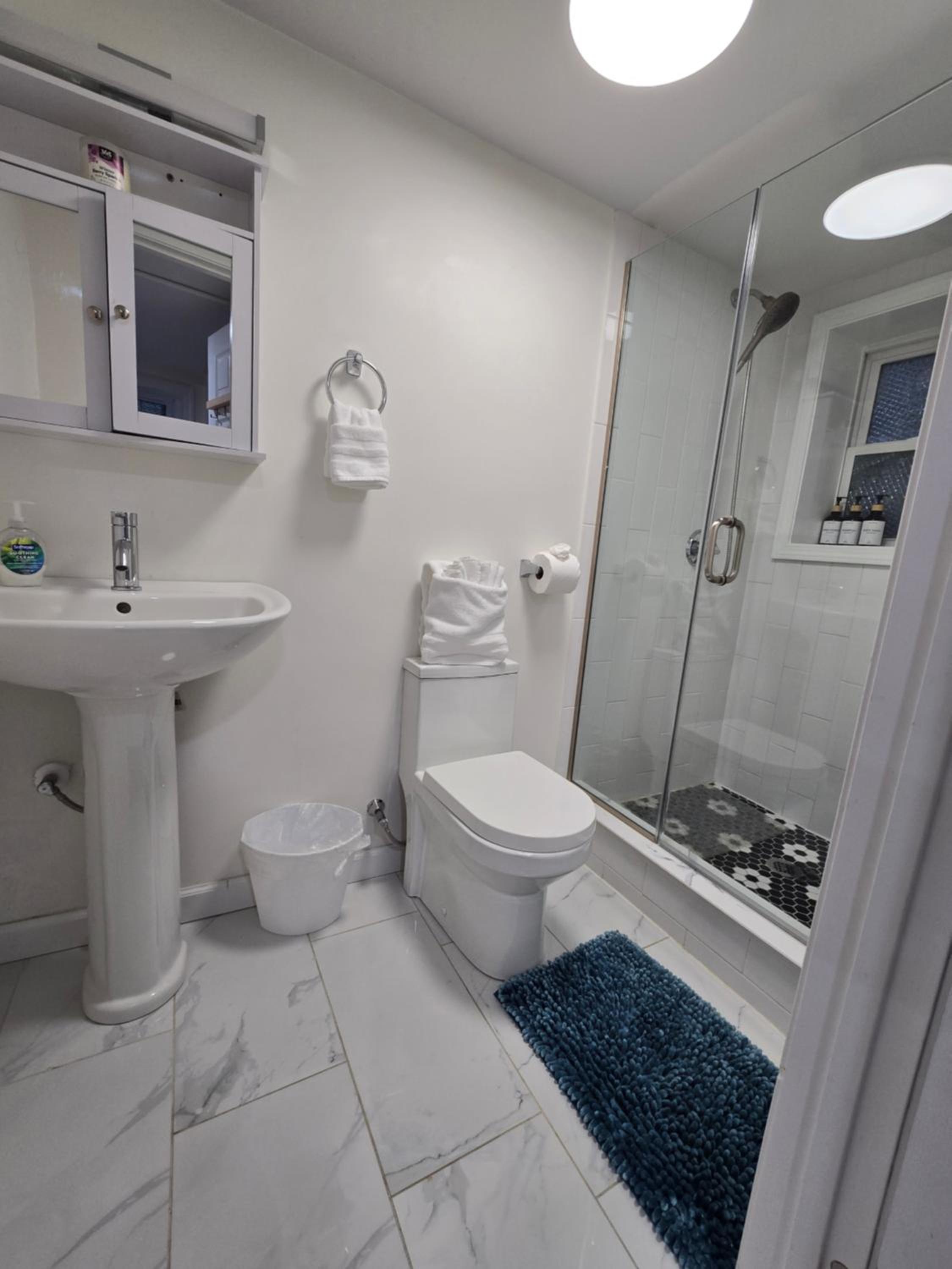 Harvard Sq 5min walk to main gate sleeps 6 free one car parking