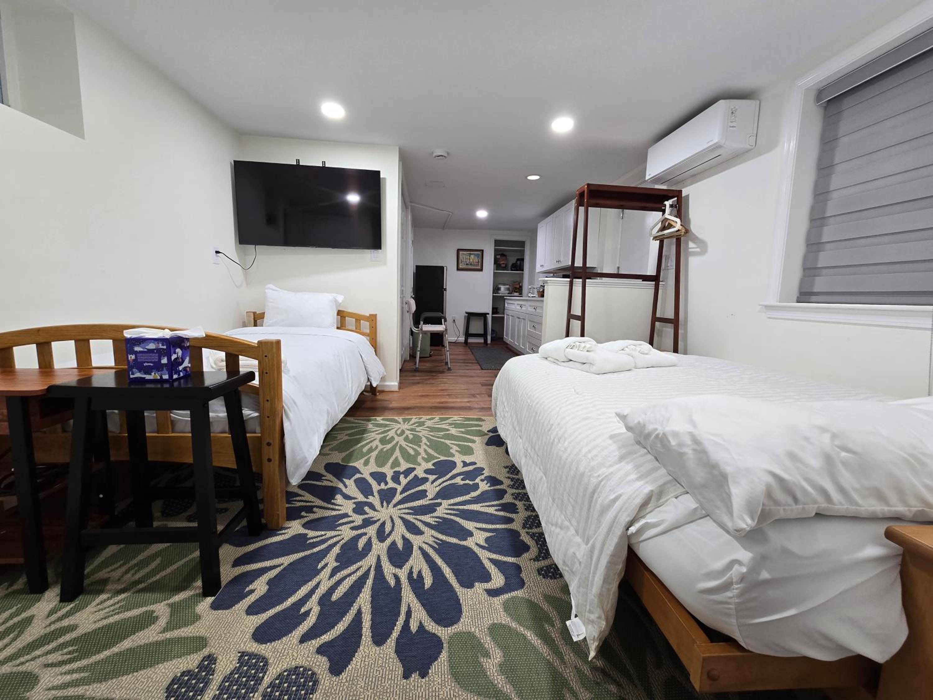 Harvard Sq 5min walk to main gate sleeps 6 free one car parking