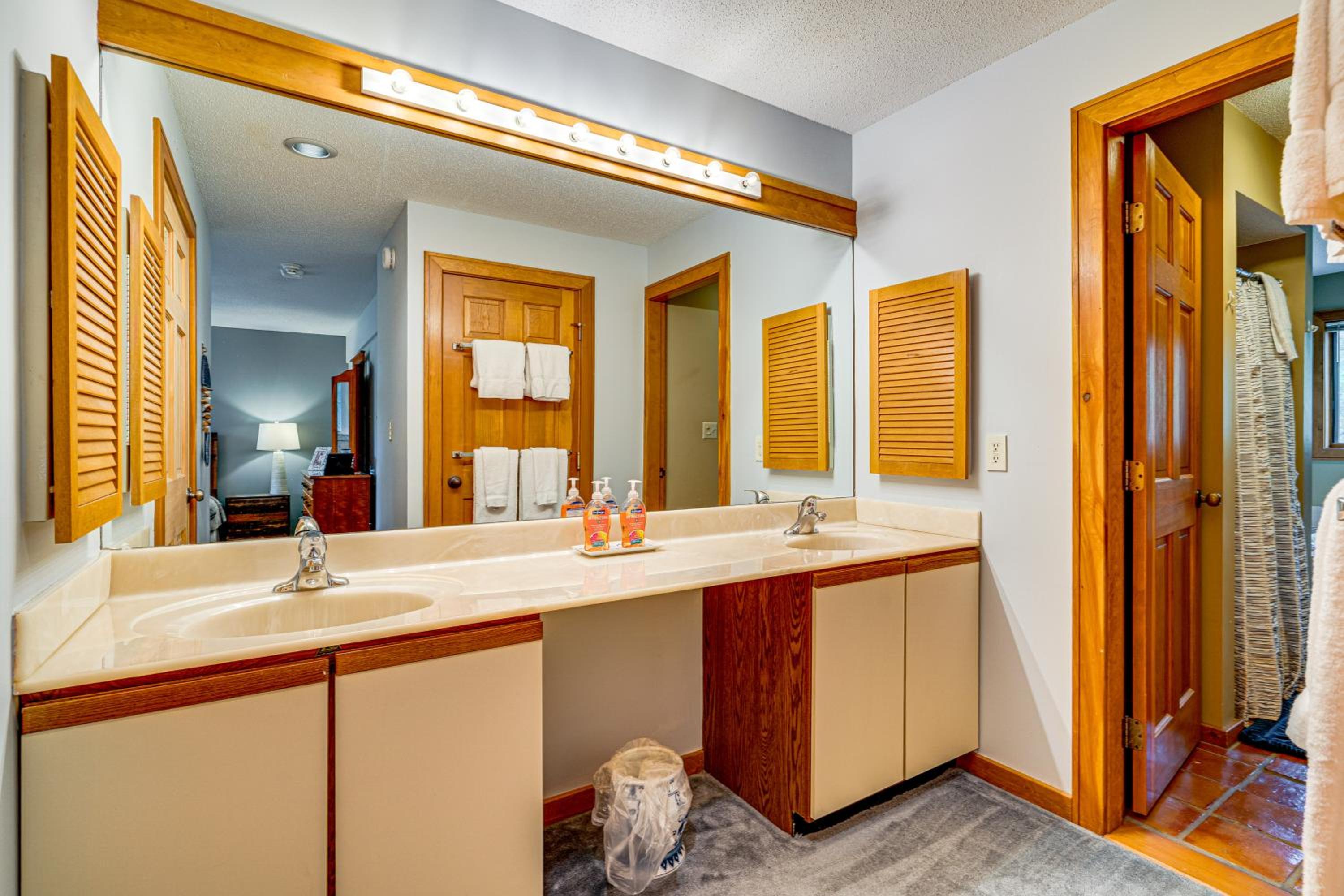 6 Mi to Okemo! Family Townhome in Lakeside Resort