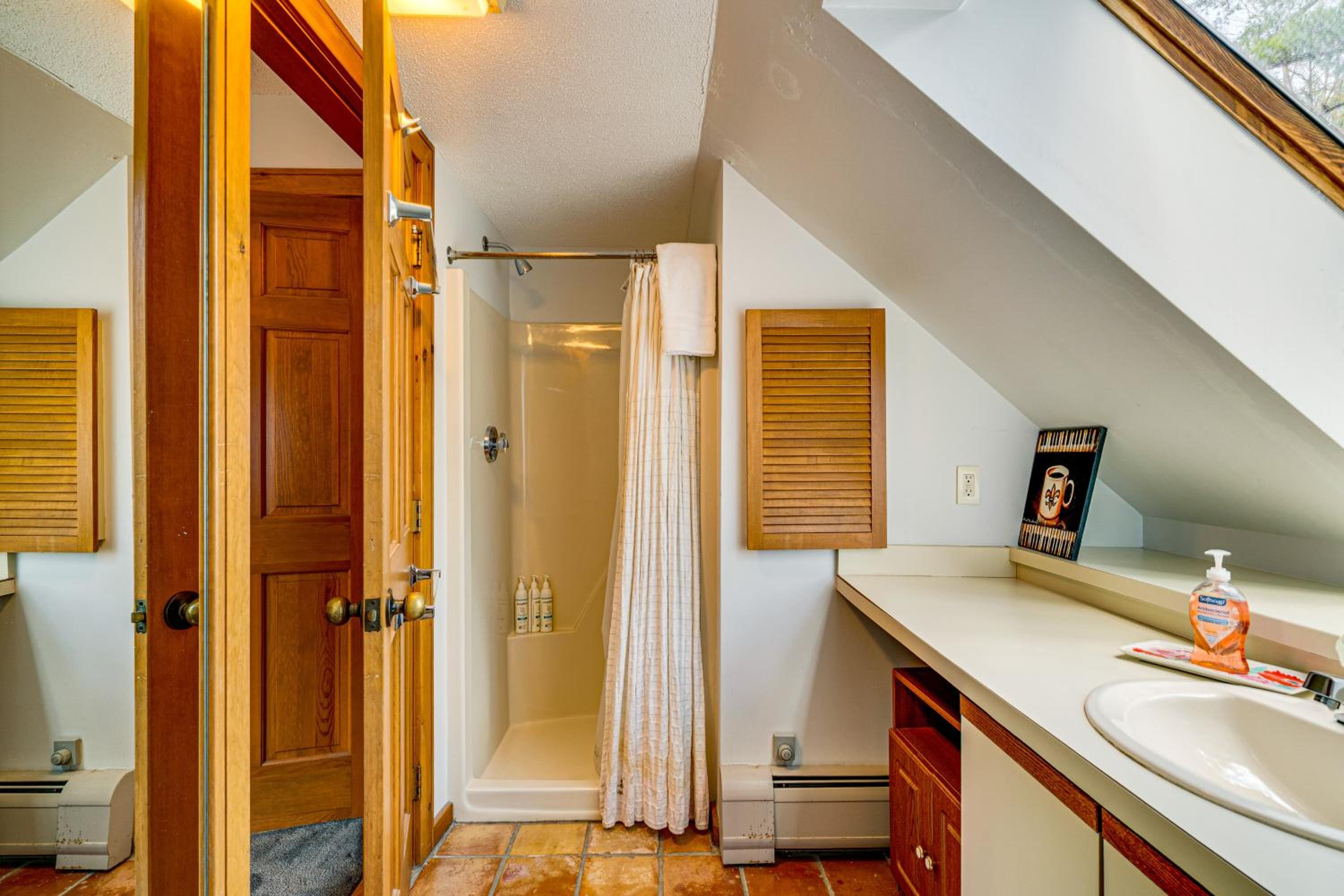 6 Mi to Okemo! Family Townhome in Lakeside Resort