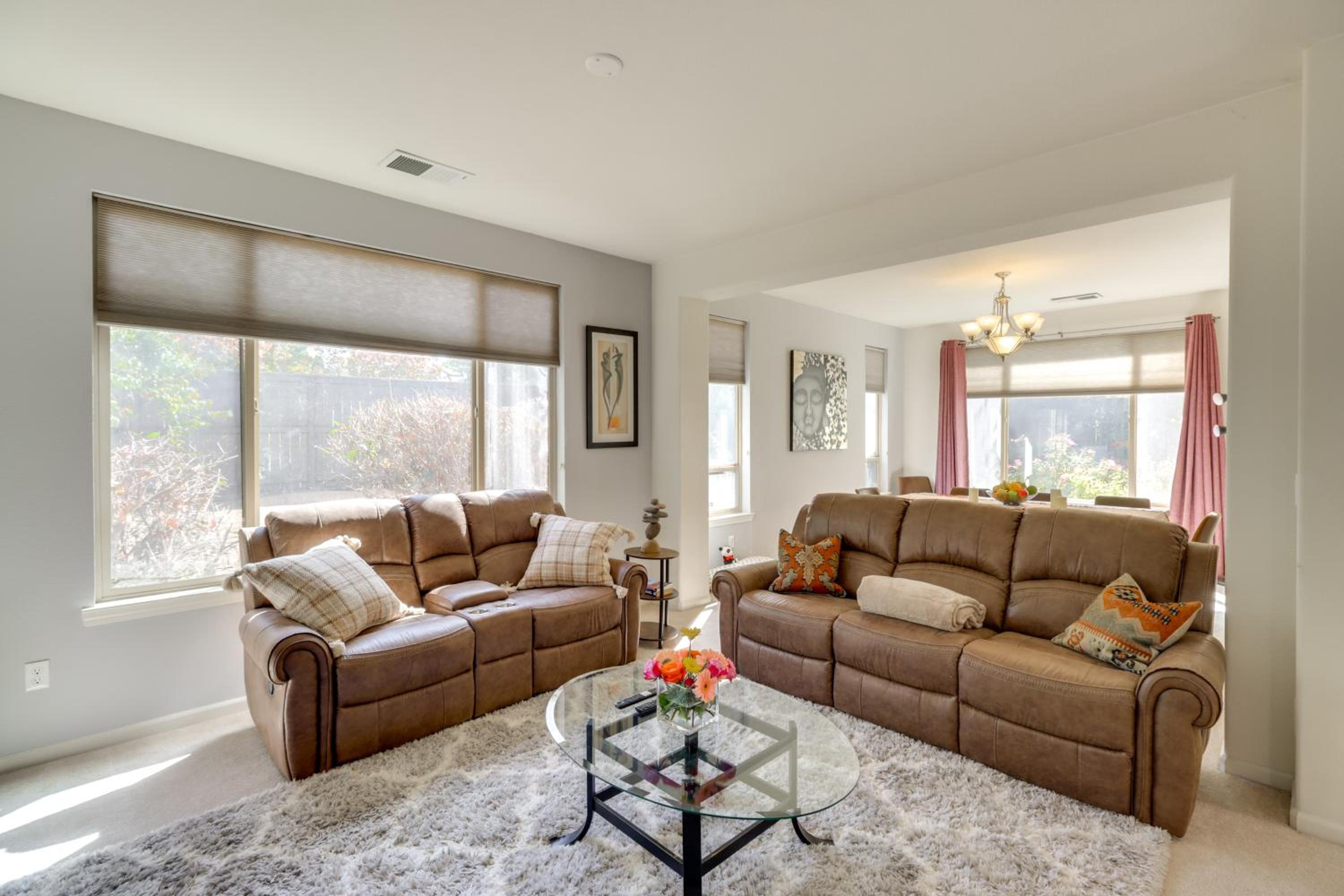 13 Mi to Slopes Cozy Home with Fenced Yard in Reno