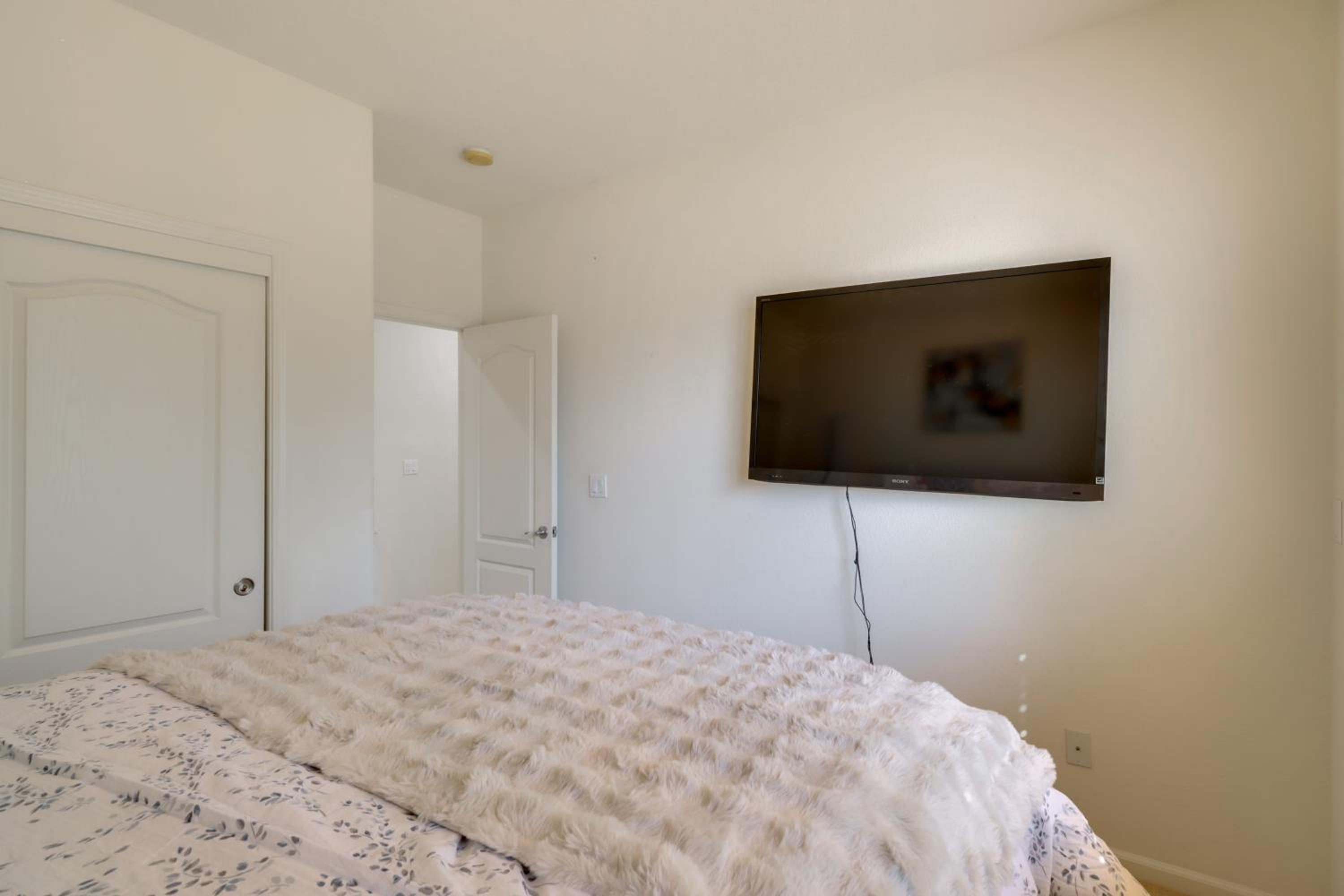 13 Mi to Slopes Cozy Home with Fenced Yard in Reno
