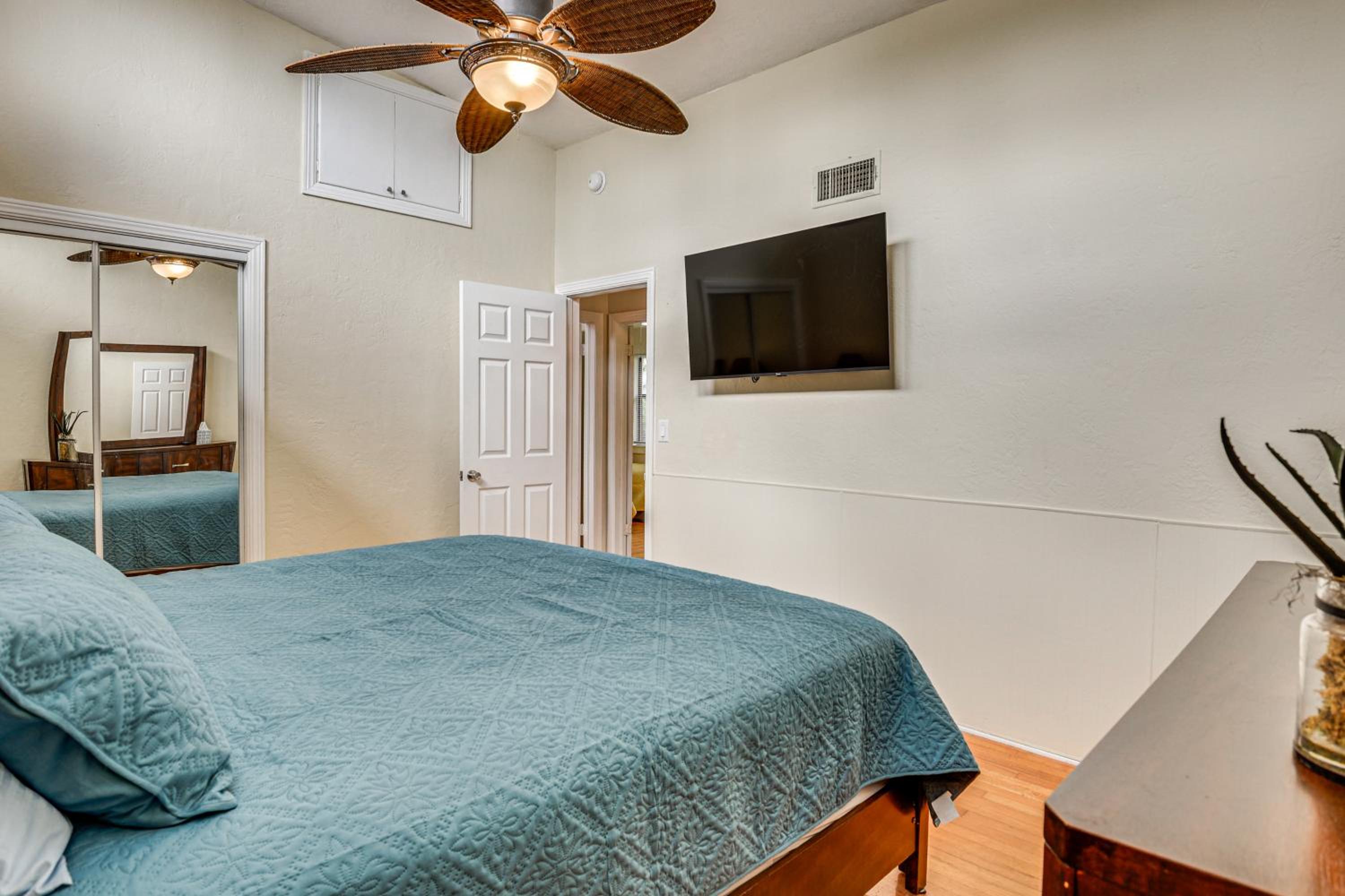 3 Mi to Beach and Boardwalk Riverfront Daytona Home
