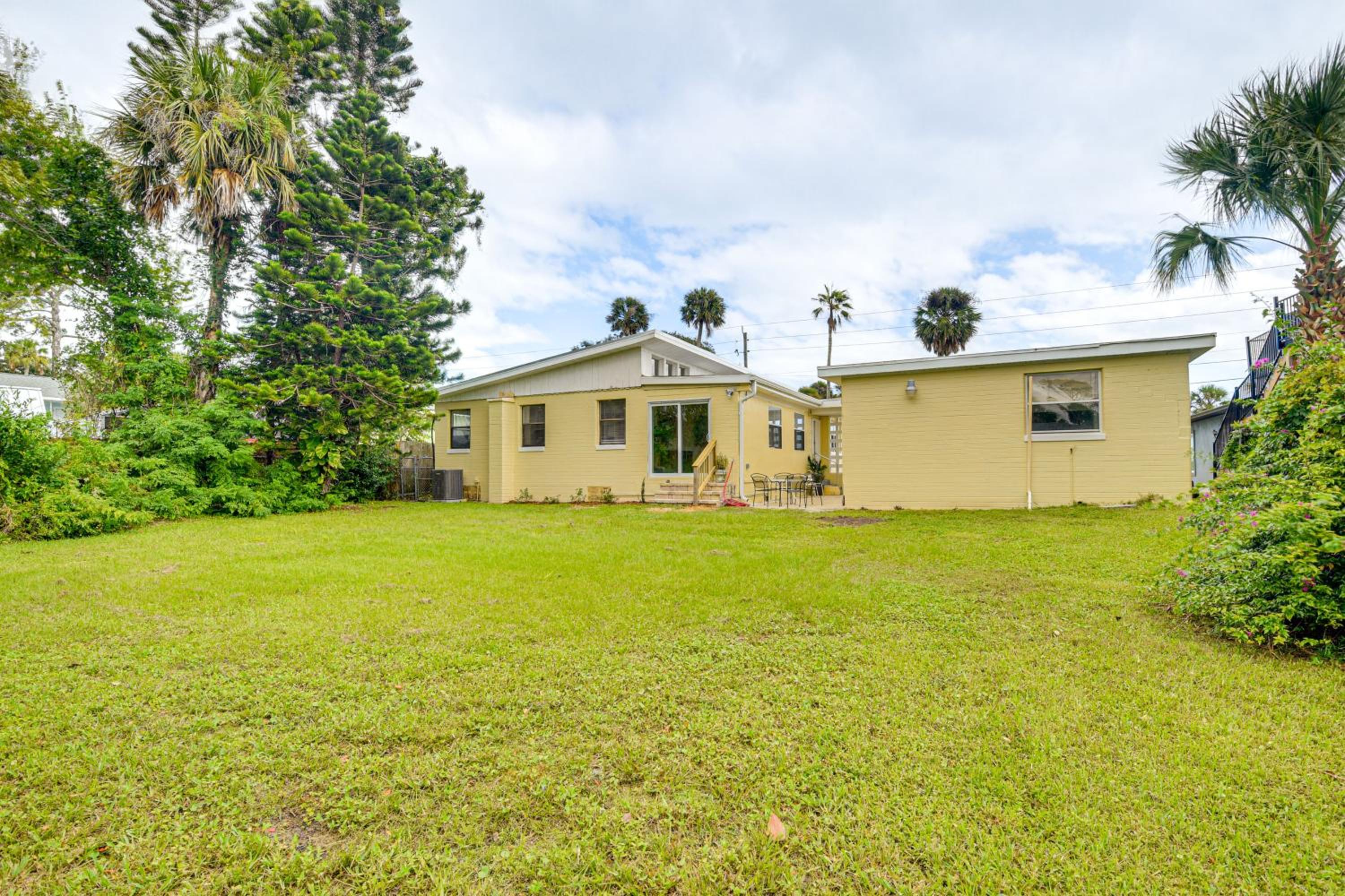 3 Mi to Beach and Boardwalk Riverfront Daytona Home