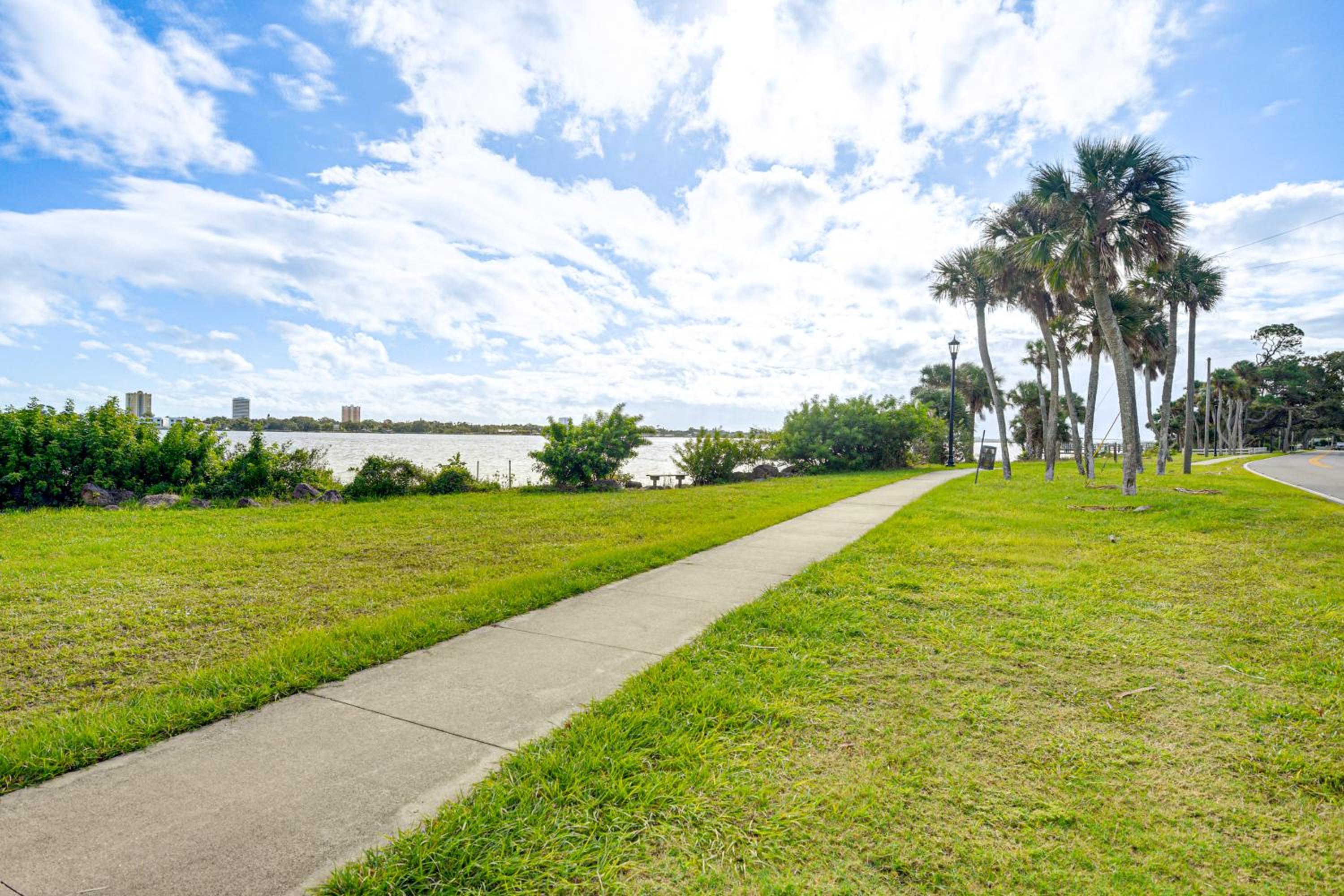 3 Mi to Beach and Boardwalk Riverfront Daytona Home