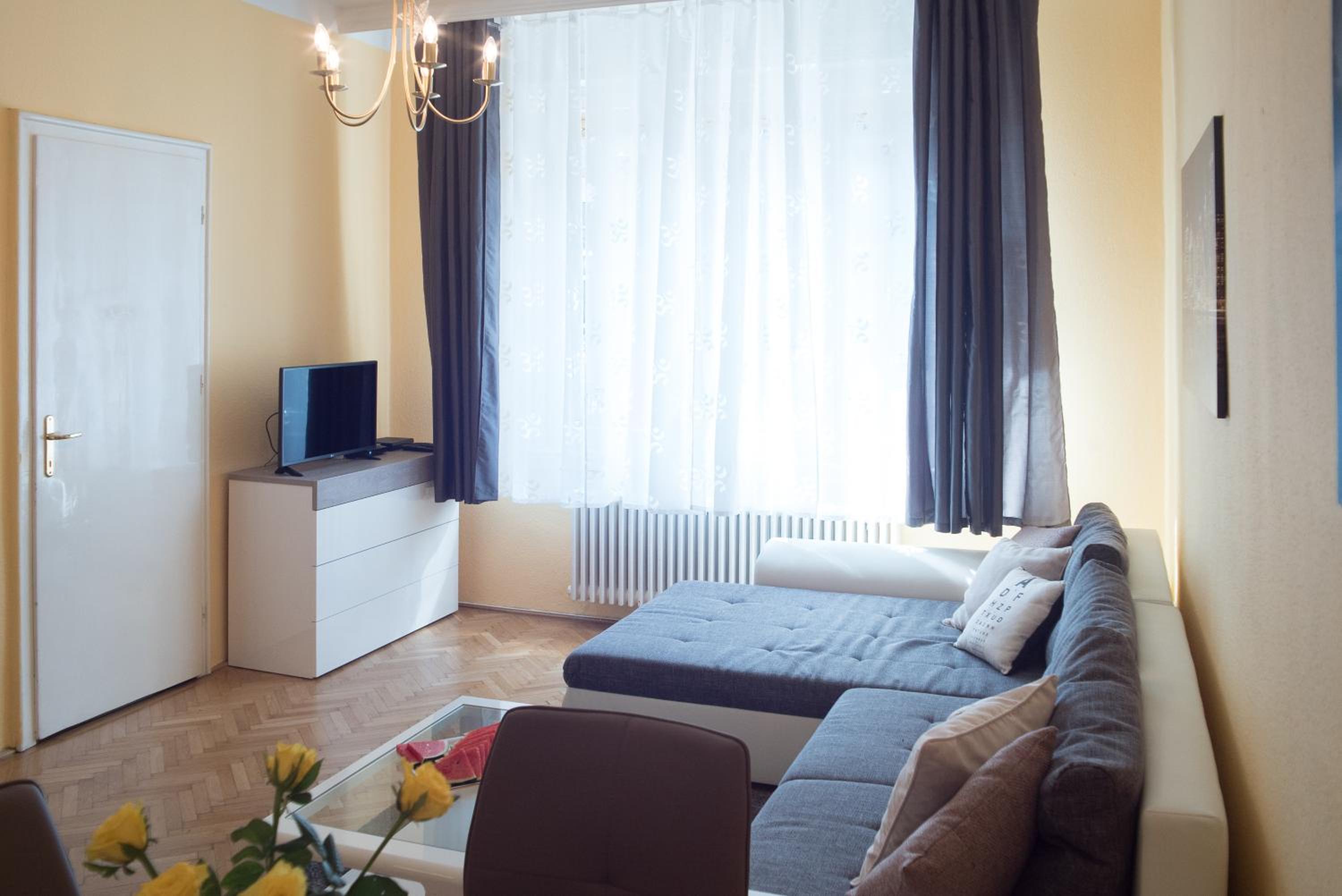 Rebecca Apartment next to Synagogue