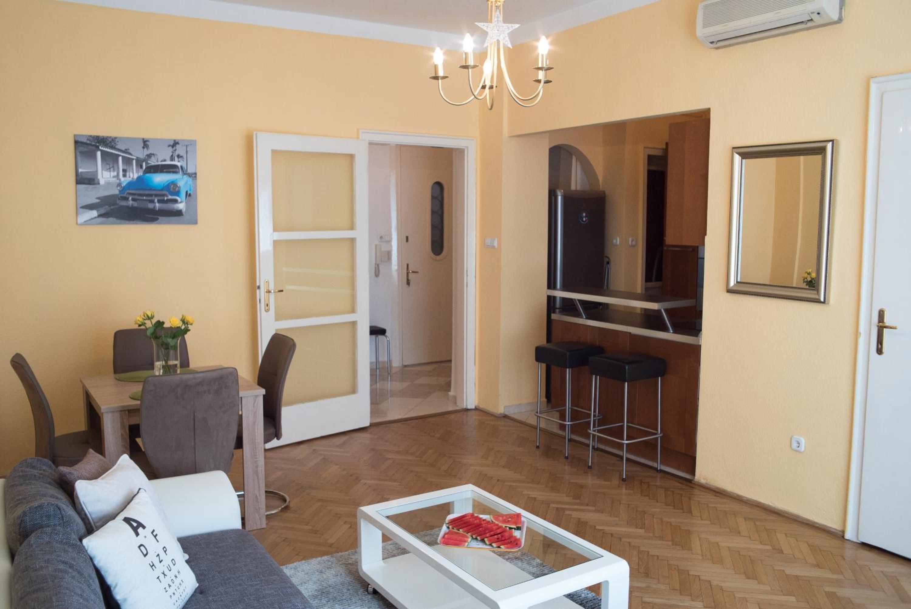 Rebecca Apartment next to Synagogue