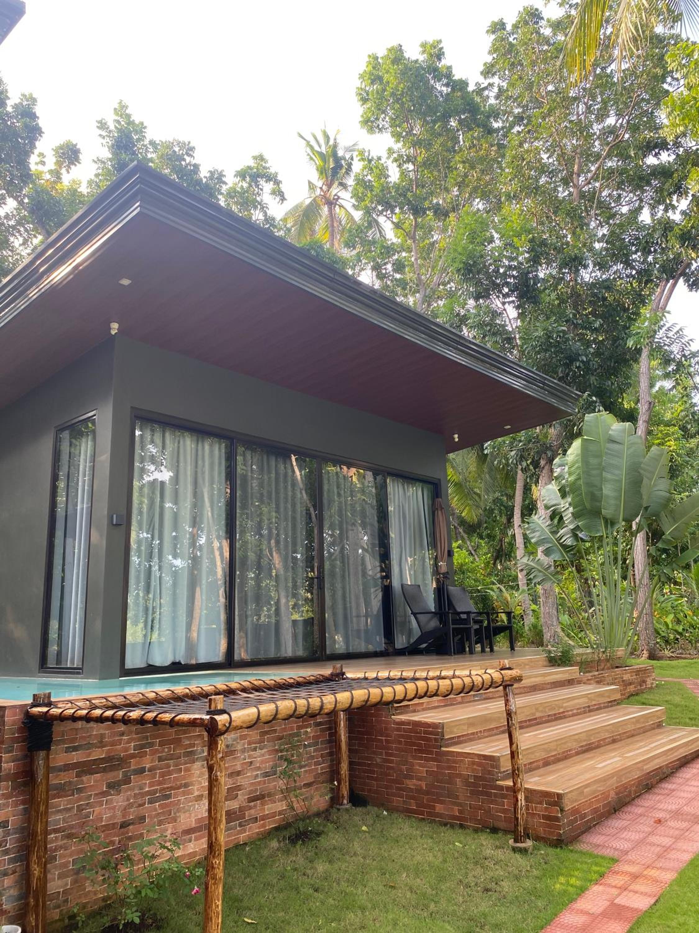 Jako Doma Beachfront Cabana