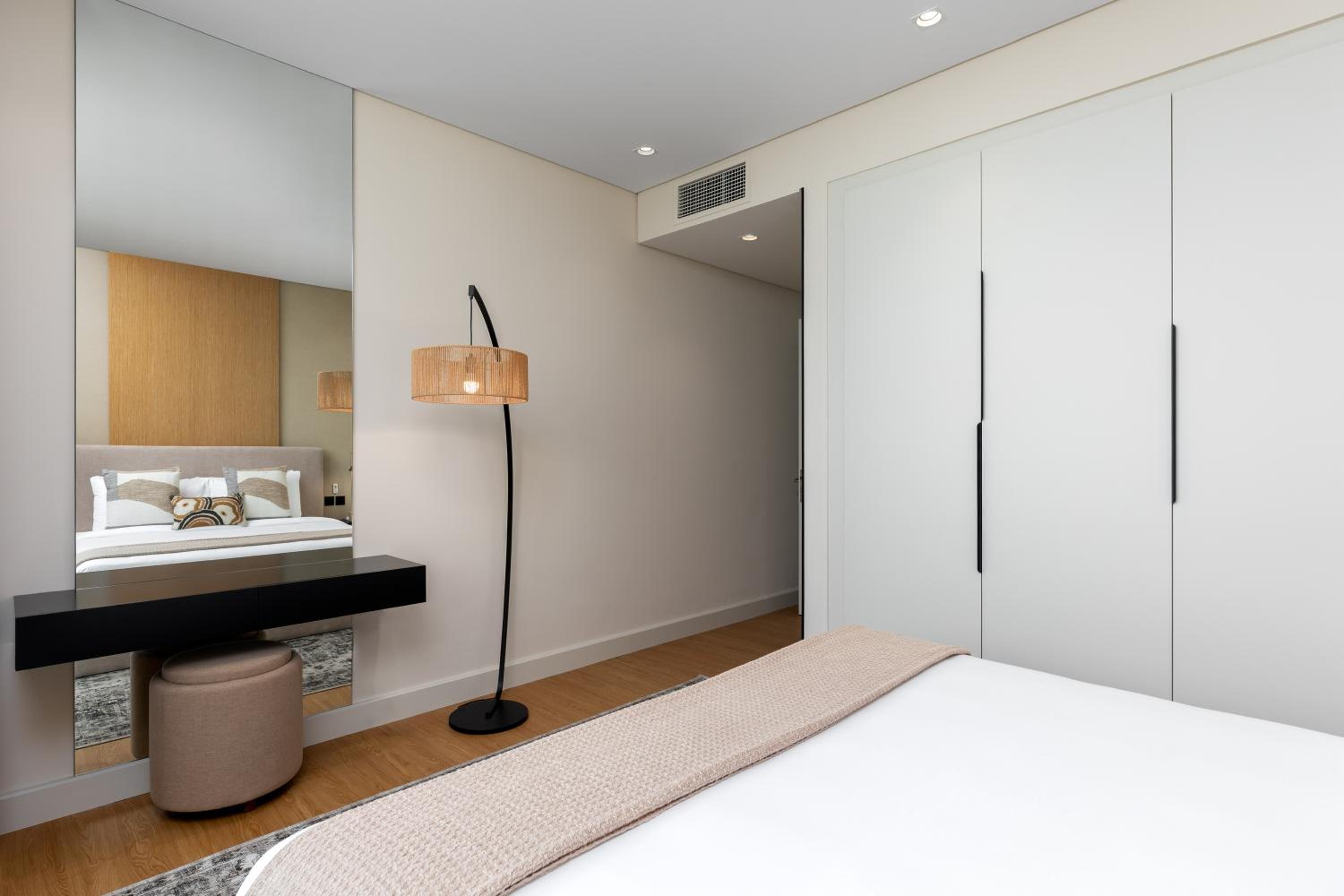 Maison Privee - Chic Downtown Living with Dubai Cityscape Views
