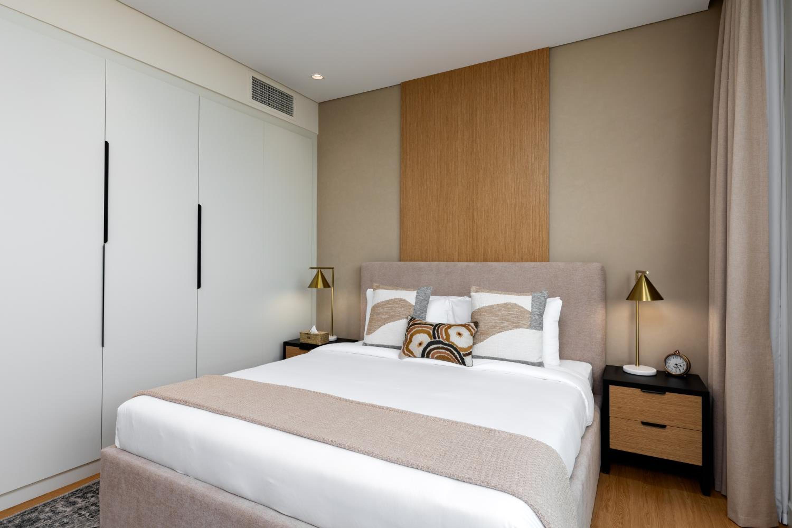 Maison Privee - Chic Downtown Living with Dubai Cityscape Views
